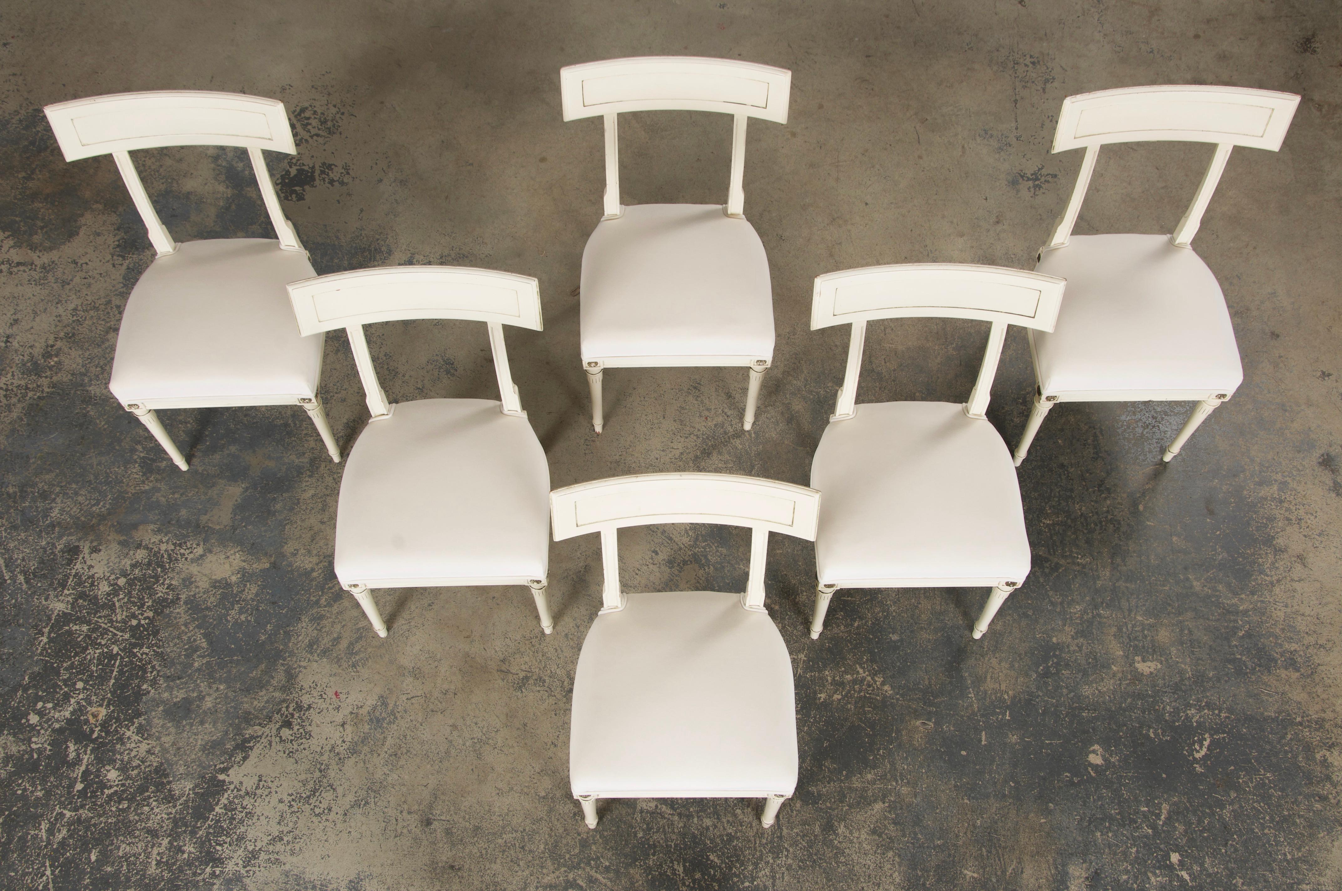 Hand-Carved Six French Neoclassical Dining Chairs in Off-White Velvet by Maurice Hirsch For Sale