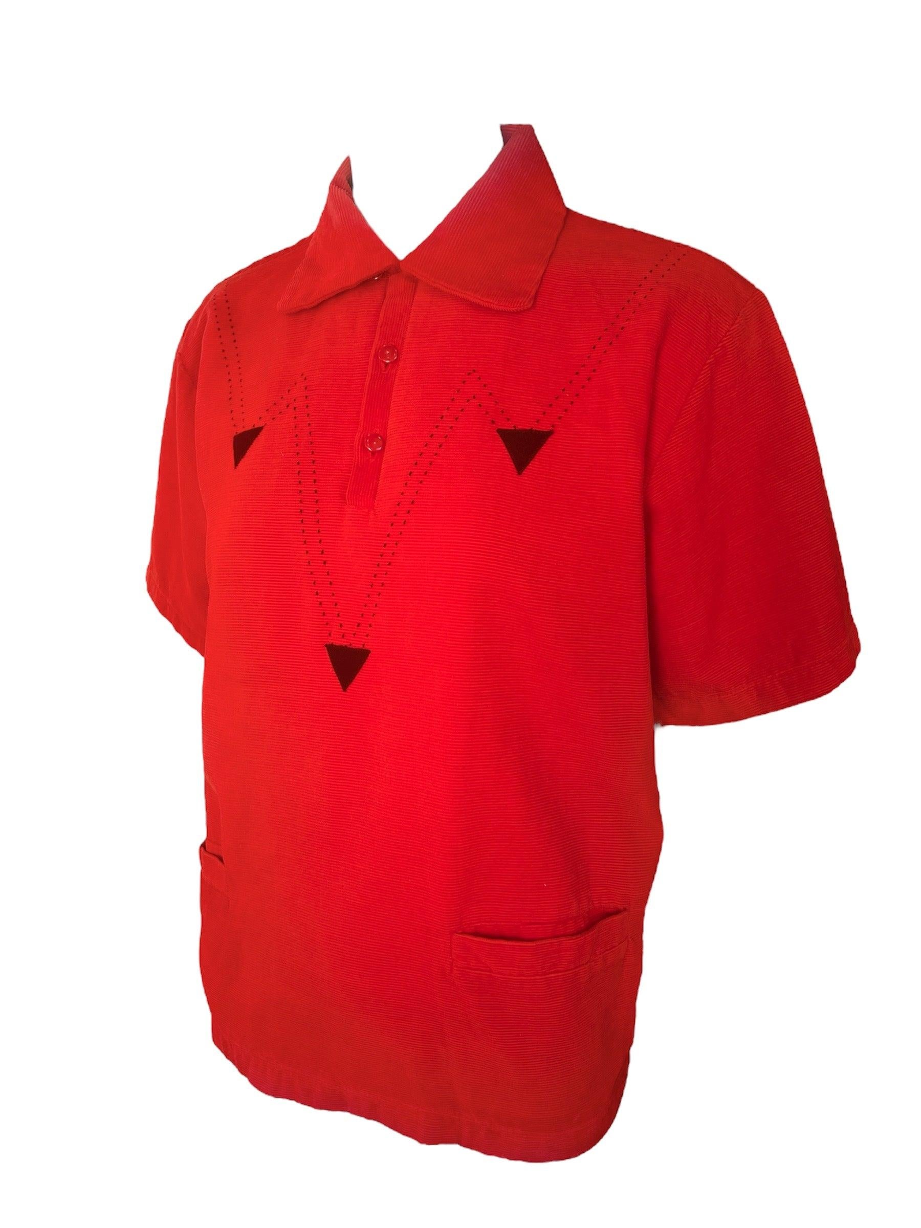 Aktualisieren Sie Ihren Freizeitstil mit dem einzigartigen Maurice Holman 1950s Red Corduroy Short-Sleeve Shirt. Dieses Sportshirt zeichnet sich durch interessante Stichmuster und geometrische Punkte aus, die Ihrem Look einen Hauch von