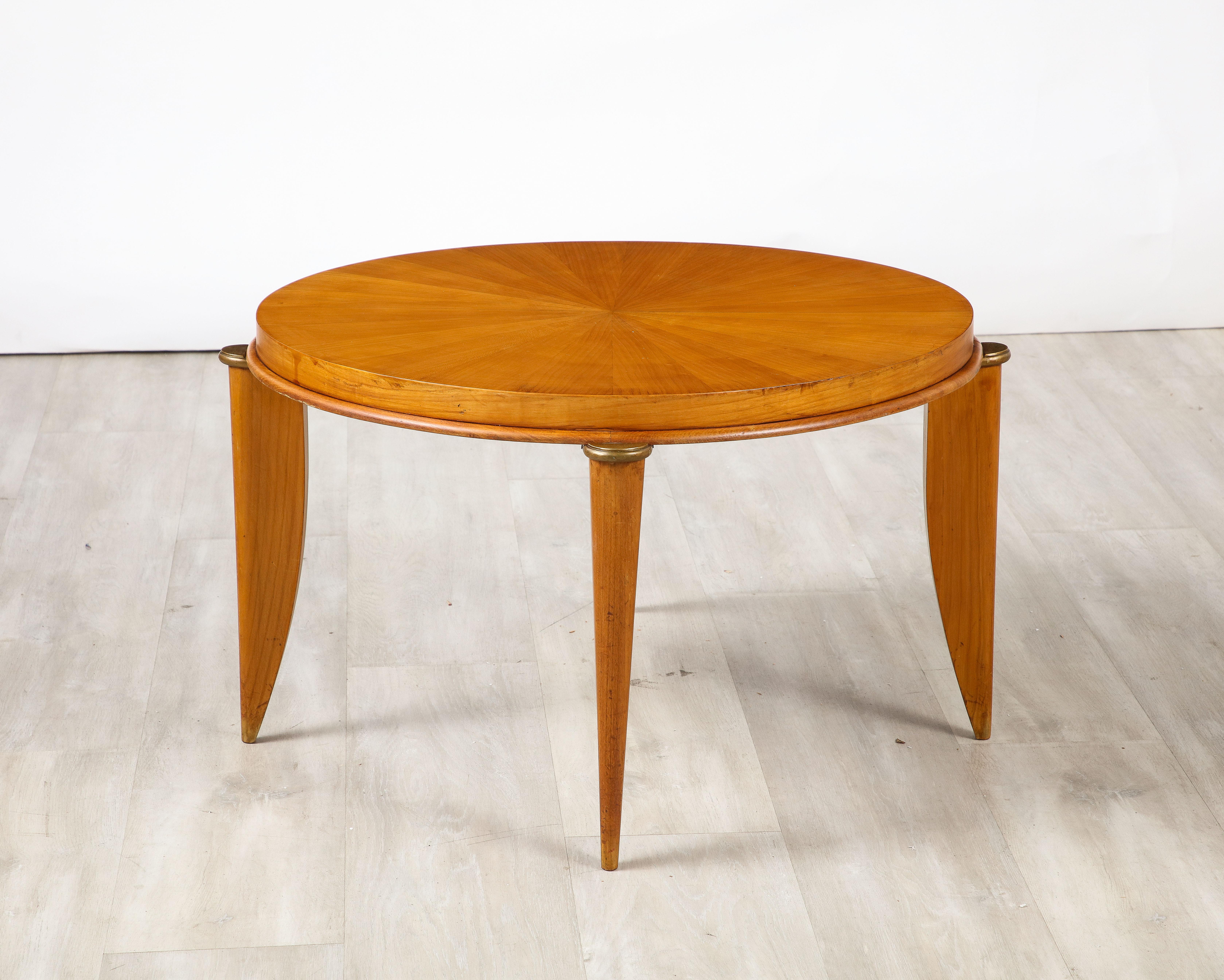 Ein eleganter französischer Beistelltisch oder Cocktailtisch im Art déco-Stil, entworfen von Maurice Jallot ( 1900 -1971 ), um 1940. Der Tisch ist aus Bergahorn gefertigt und von sehr solider Konstruktion. Die runde Platte wird von sehr stilvollen,