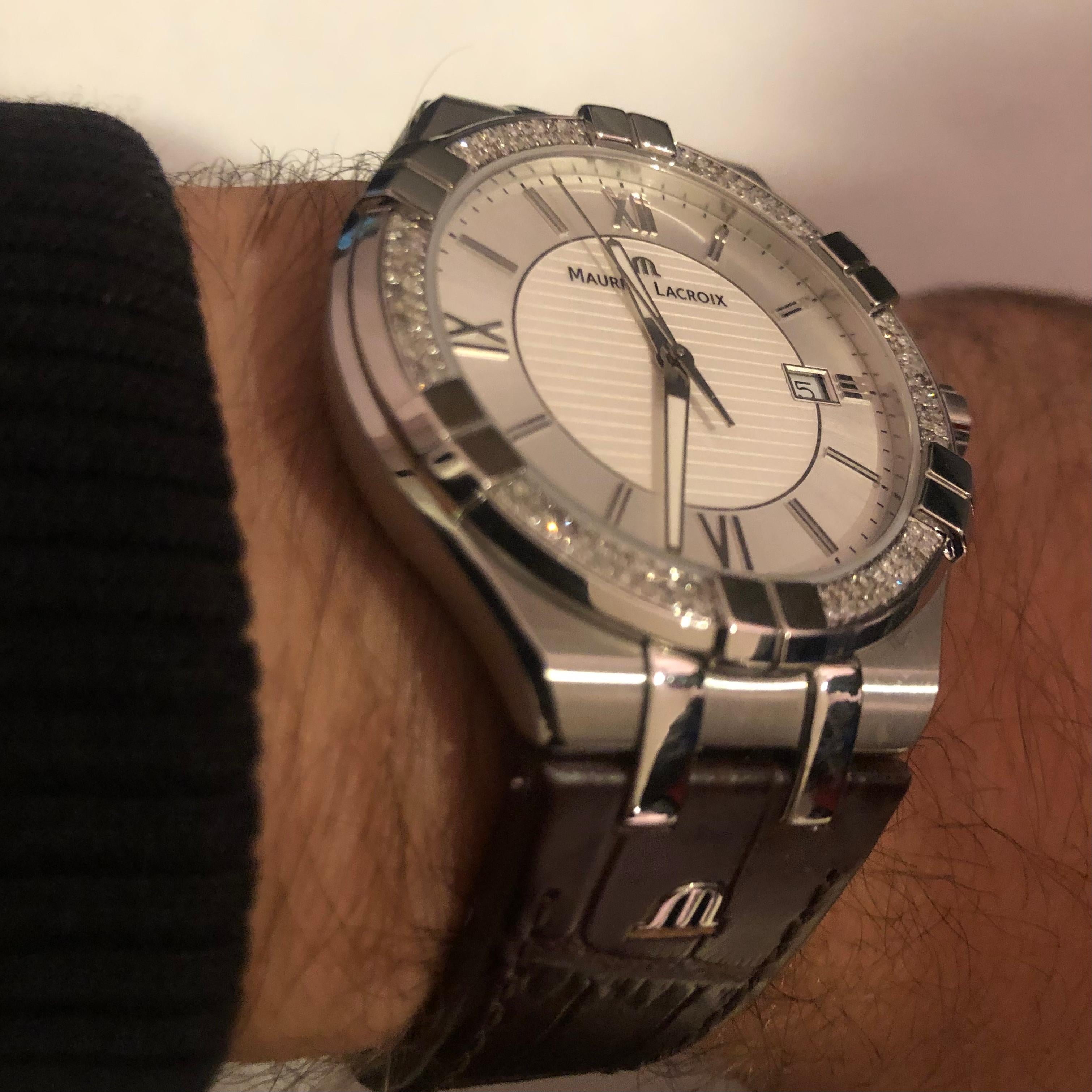Maurice Lacroix AIKON AI1008 42mm Maßgefertigtes Leder mit weißer Diamant-Lünette und weißem Zifferblatt im Zustand „Gut“ im Angebot in New York, NY