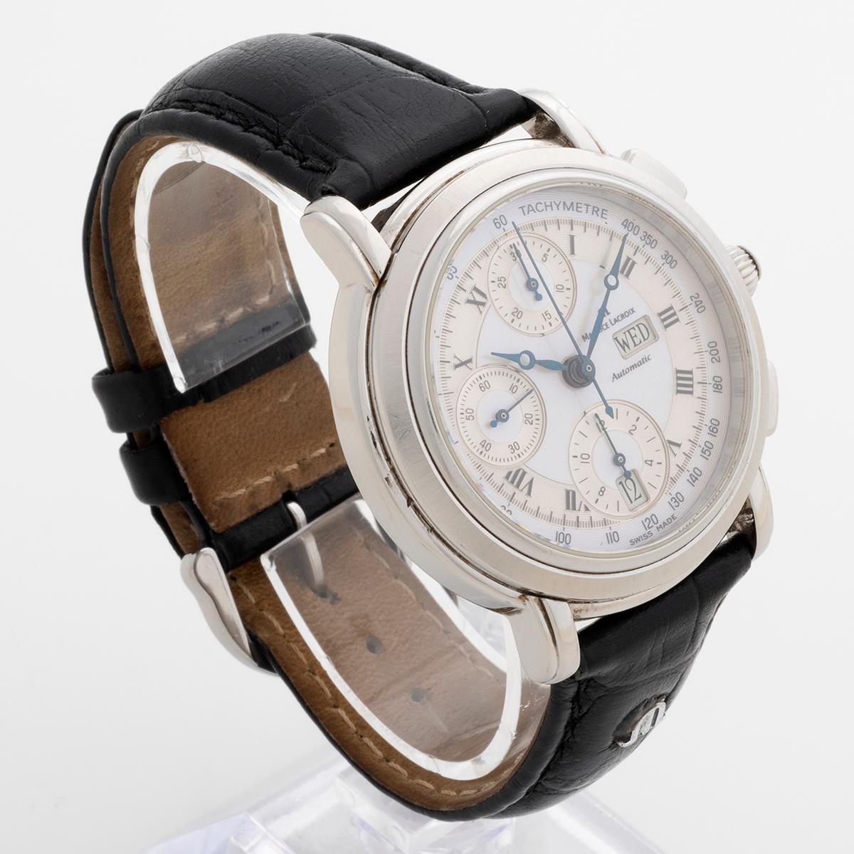 Unsere seltene Maurice Lacroix Masterpiece Croneo (Chronograph) Referenz 67839 verfügt über ein 40mm Edelstahlgehäuse mit attraktivem Zifferblatt, angetrieben durch das ML67 (Valjoux) Automatikwerk mit Tag und Datum bei 3 und 6. Dieses Exemplar
