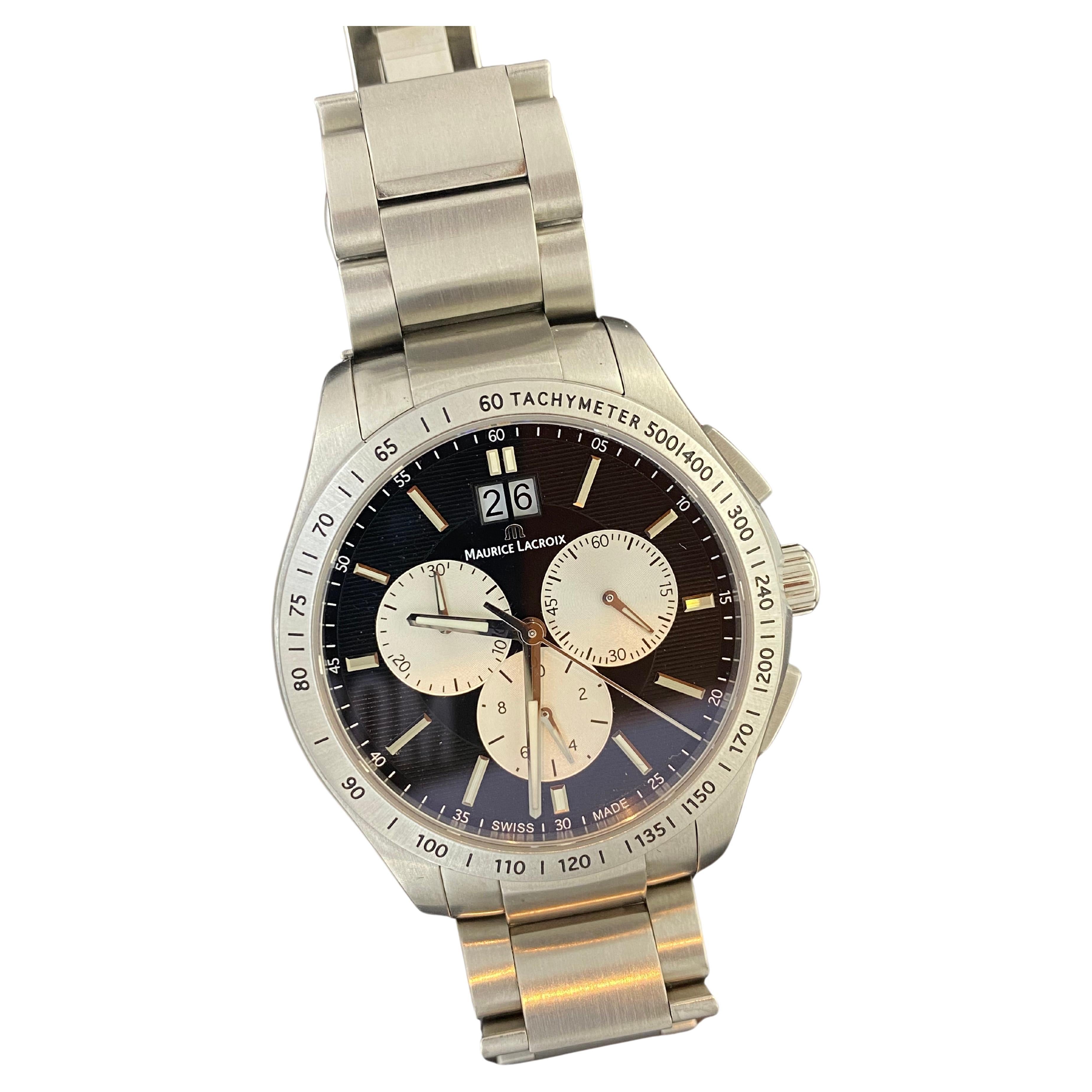 Diese elegante Herrenuhr Maurice Lacroix Miros wird von einem Chronographen-Quarzwerk angetrieben. Sie wird an einem silbernen Metallarmband befestigt und hat ein schwarzes Zifferblatt mit 3 auffälligen silbernen Hilfszifferblättern. Die Uhr hat