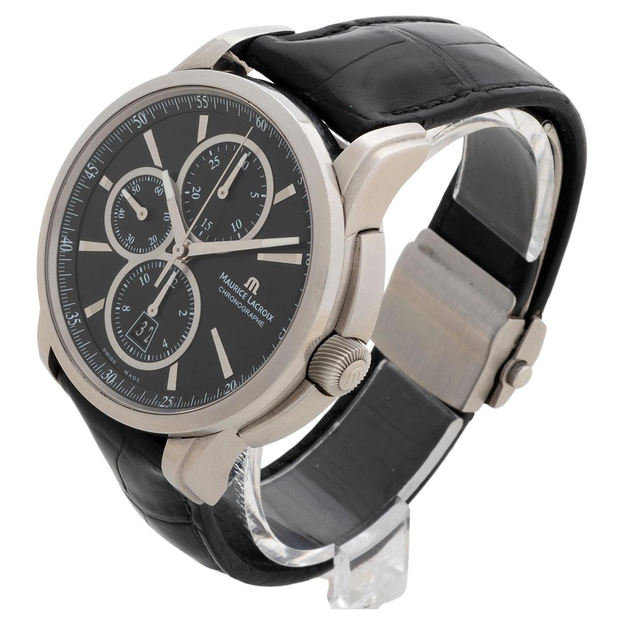Unser Maurice Lacroix Pontos Chronograph Referenz PT6178/ 88 mit Datum und Automatikwerk verfügt über ein markantes 43-mm-Edelstahlgehäuse mit schwarzem Zifferblatt und Ausstellungsboden, Original-Lederband mit Faltschließe. Die Uhr befindet sich in