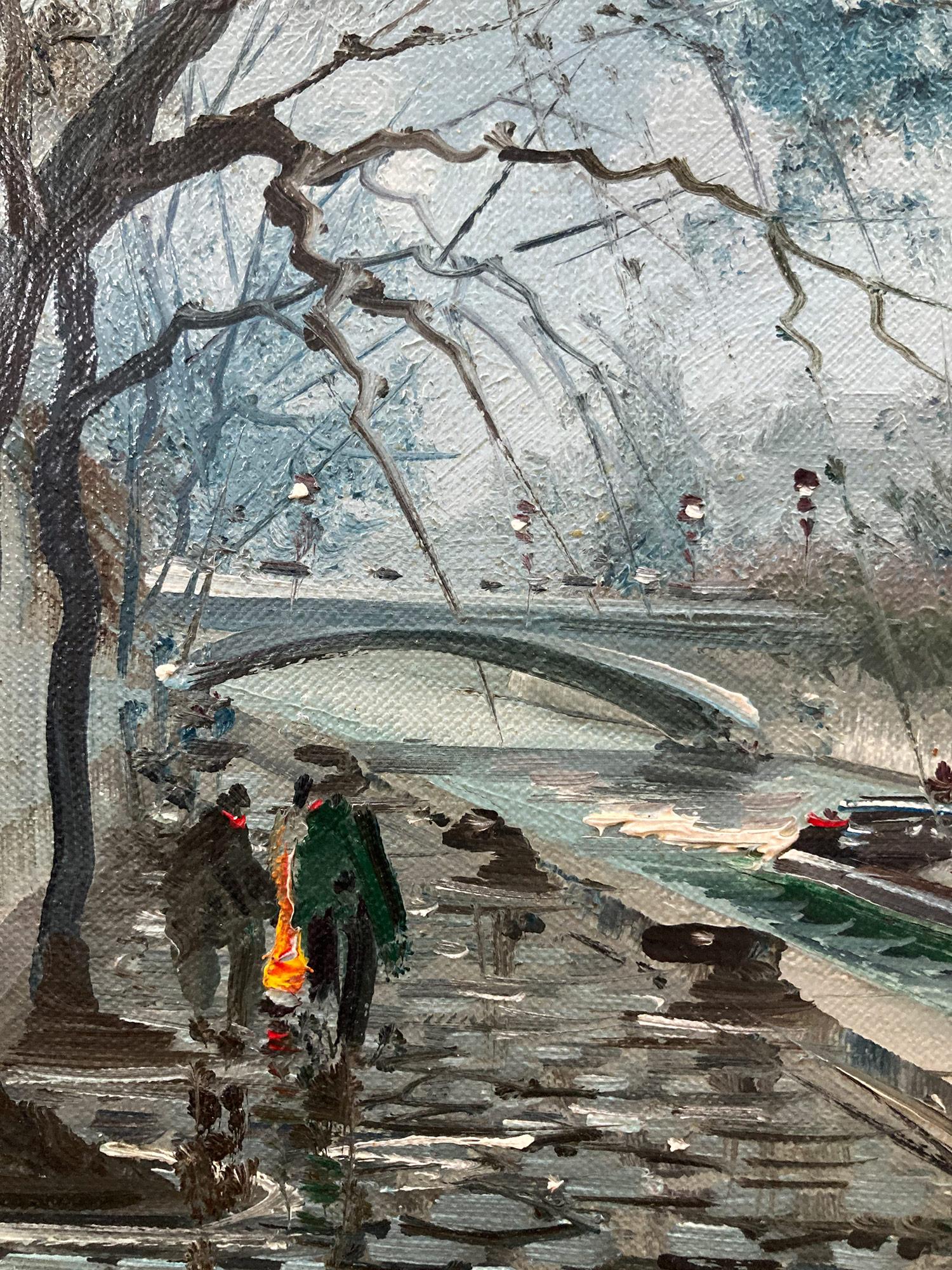 Un impresionante óleo sobre lienzo del artista francés Maurice Legendre Este cuadro es un maravilloso ejemplo de su obra de la plenitud de su carrera. Aquí se ven figuras caminando por la calle y la acera junto al río Sena con Notre Dam a lo lejos.