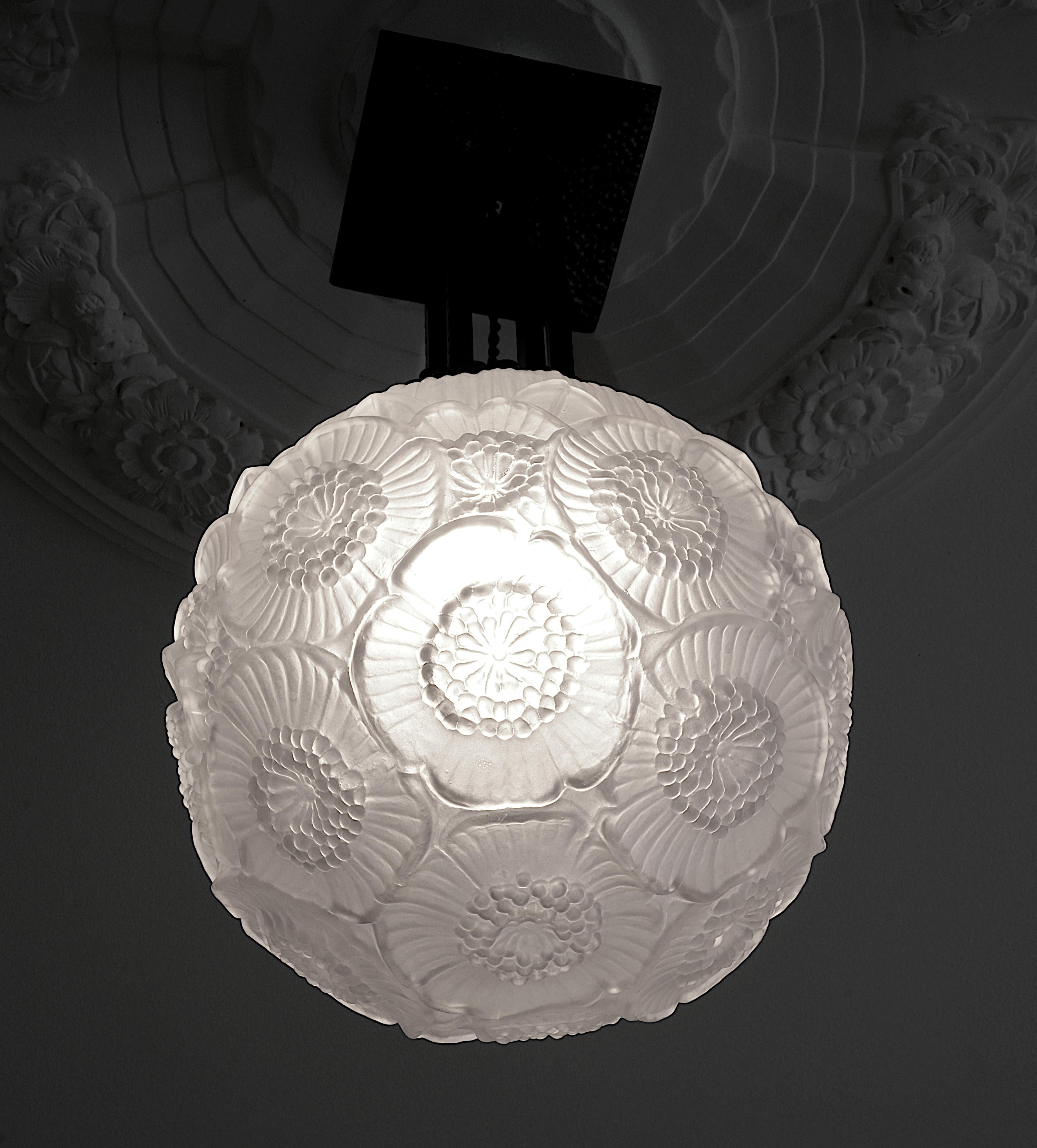 Maurice Model Large French Art Deco Floral Ball Pendant Chandelier, 1920 In Excellent Condition For Sale In Saint-Amans-des-Cots, FR