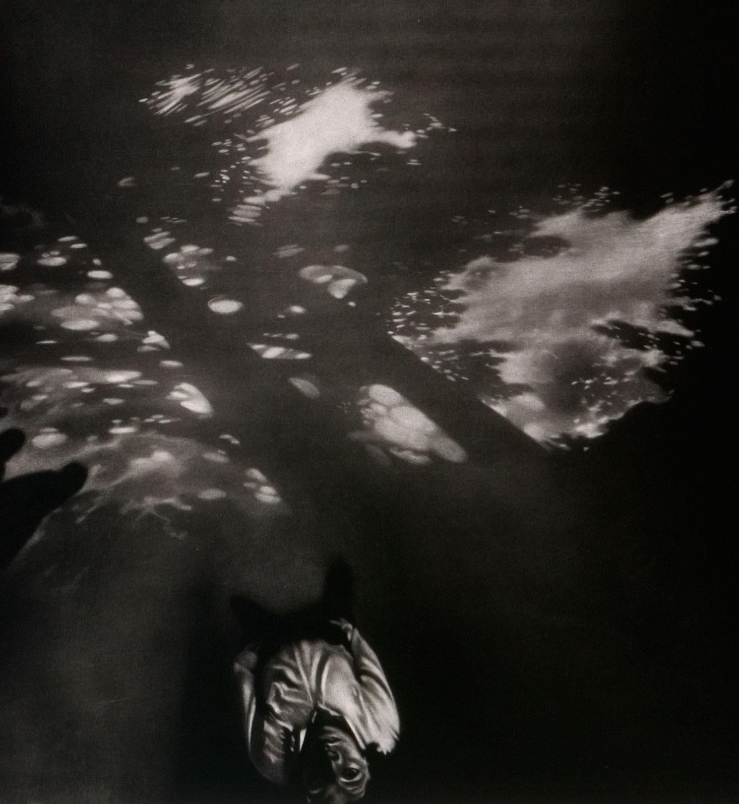 Parabole 2 (Sonnenstrahlen durch Wolken und Bäume, wie drei Männer beobachten) (Schwarz), Landscape Print, von Maurice Pasternak