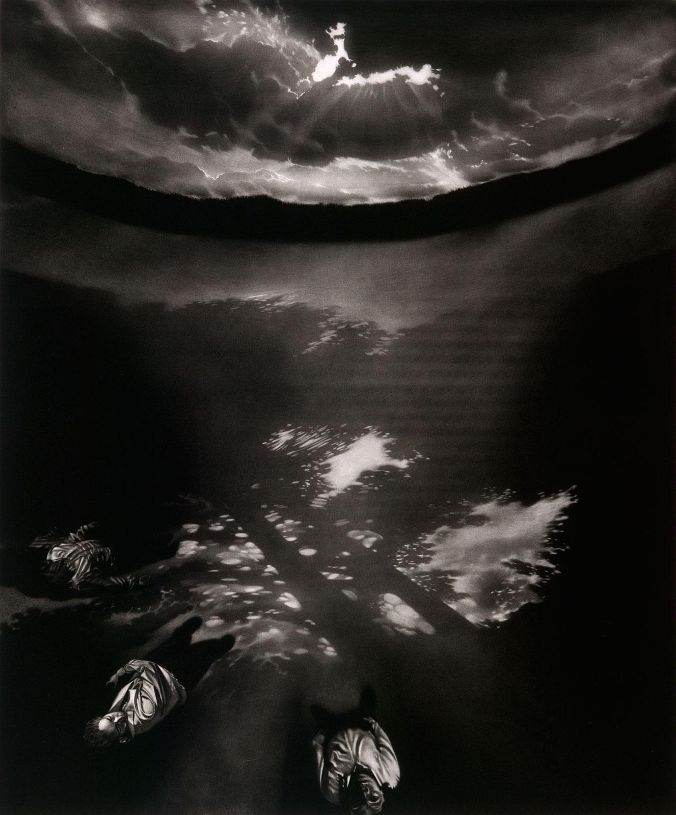 Maurice Pasternak Landscape Print – Parabole 2 (Sonnenstrahlen durch Wolken und Bäume, wie drei Männer beobachten)