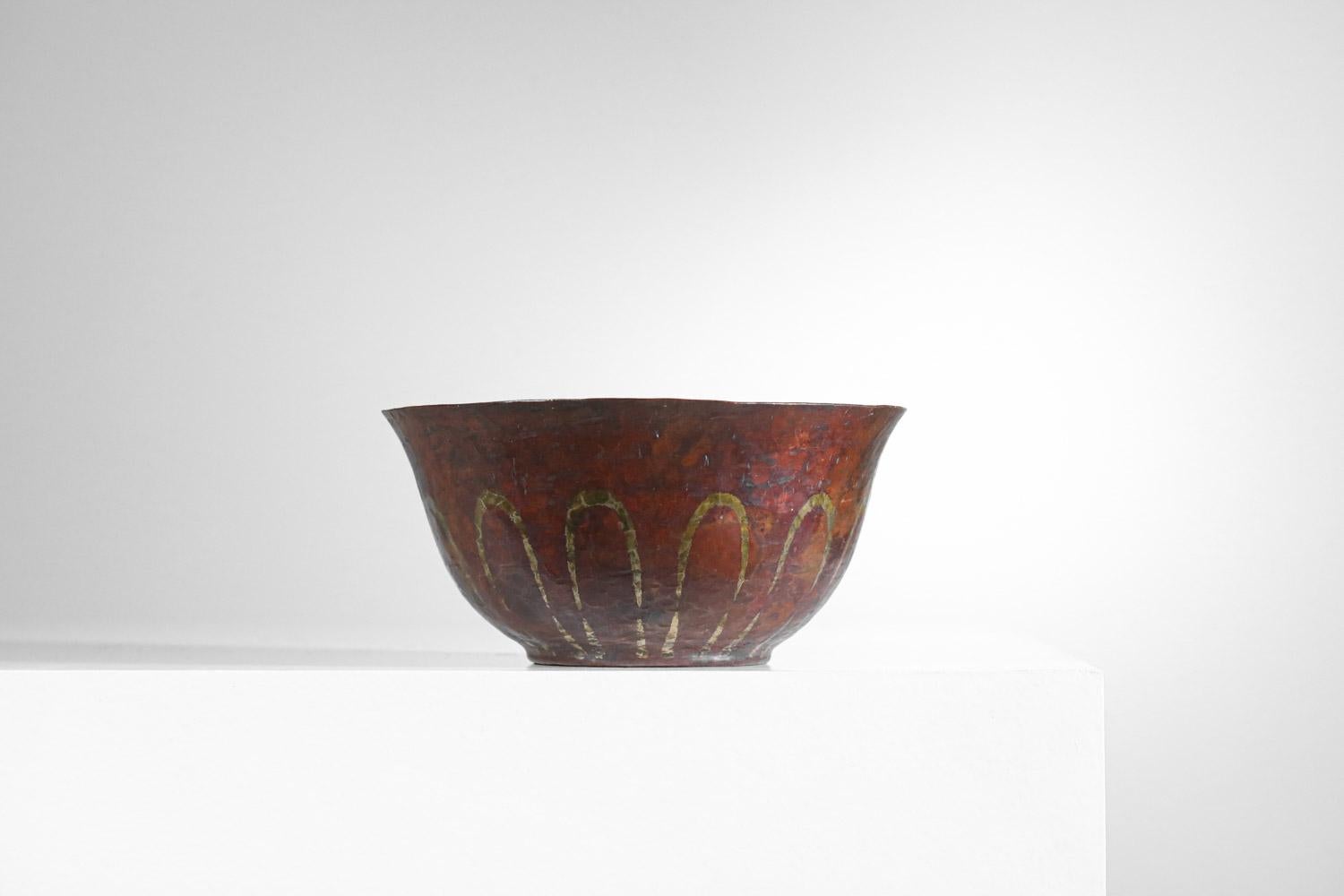 Bol rond art déco des années 30, 40 par l'artiste français Maurice Perrier. Ce bol est fabriqué à la main selon la technique spécifique de la dinanderie. Structure du bol en cuivre martelé dans les tons rouge-orange avec une décoration dorée sur le