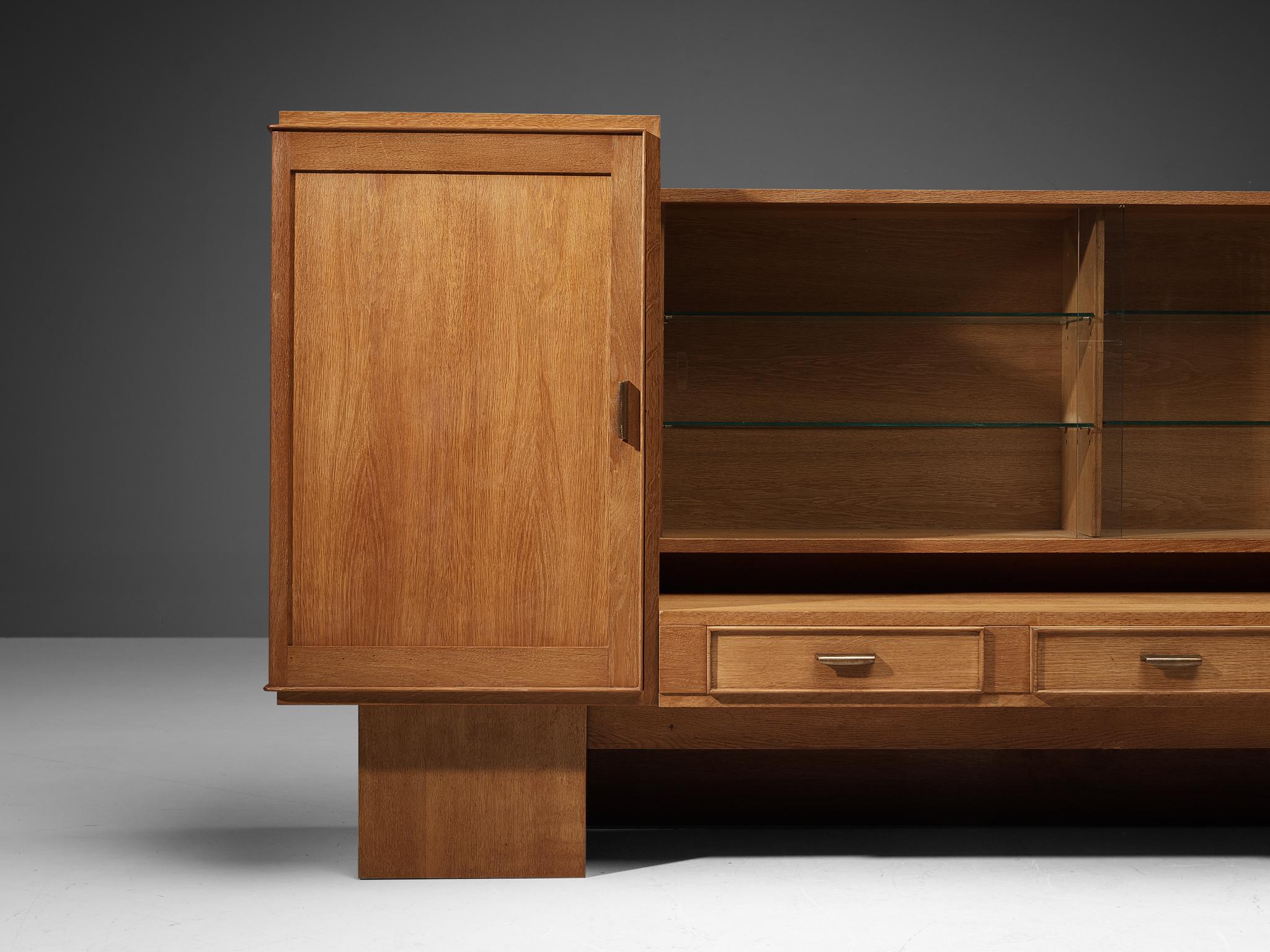 Mid-Century Modern Cabinet Maurice Pré en Oak Oak massif et laiton en vente
