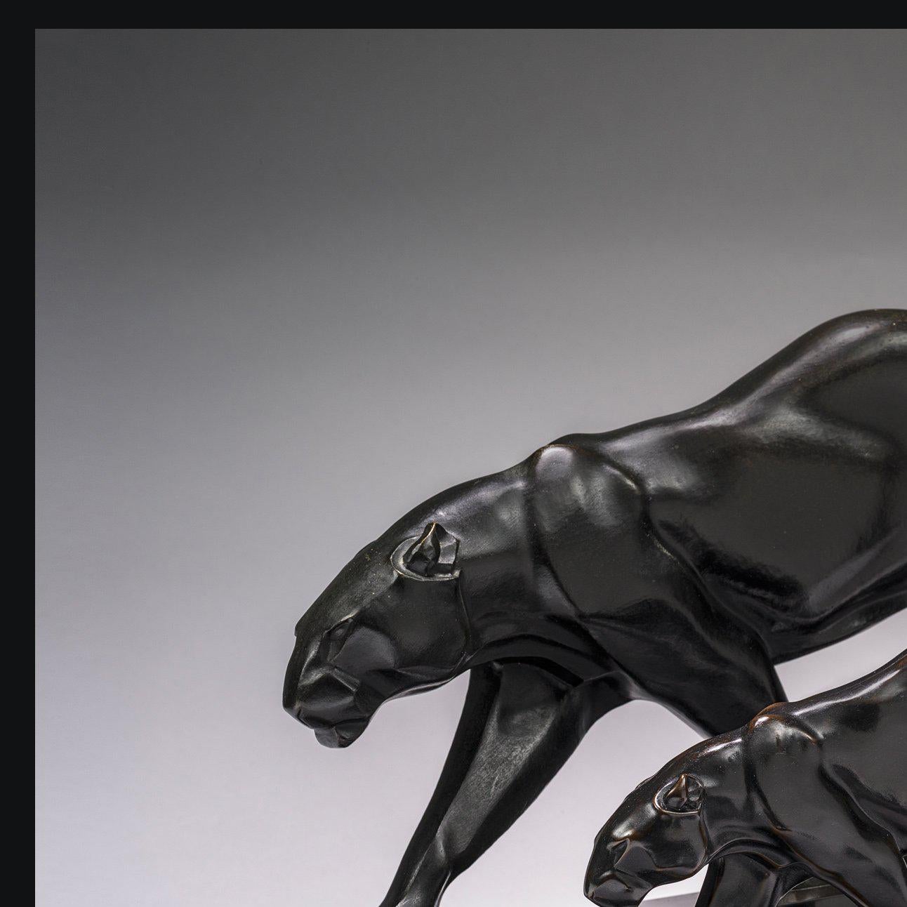 Drei gehende schwarze Panther, um 1930 – Sculpture von Maurice Prost