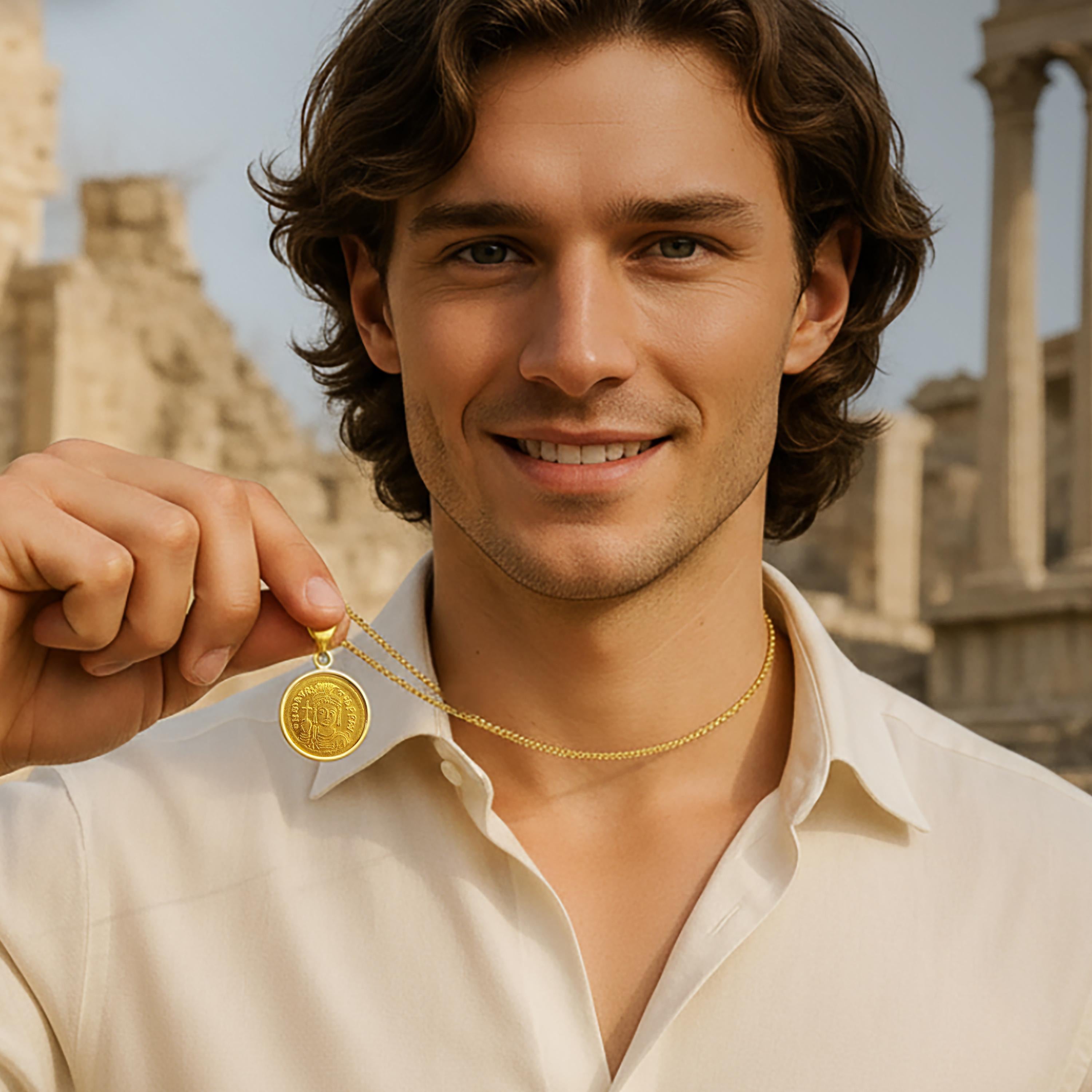 Ce magnifique pendentif en or 18 carats est orné d'une authentique pièce d'or byzantine (solidus) en or 24 carats, datant du VIe siècle de notre ère. La pièce représente l'empereur Maurice Tibère à l'avers et l'archange Michel au revers, symboles de