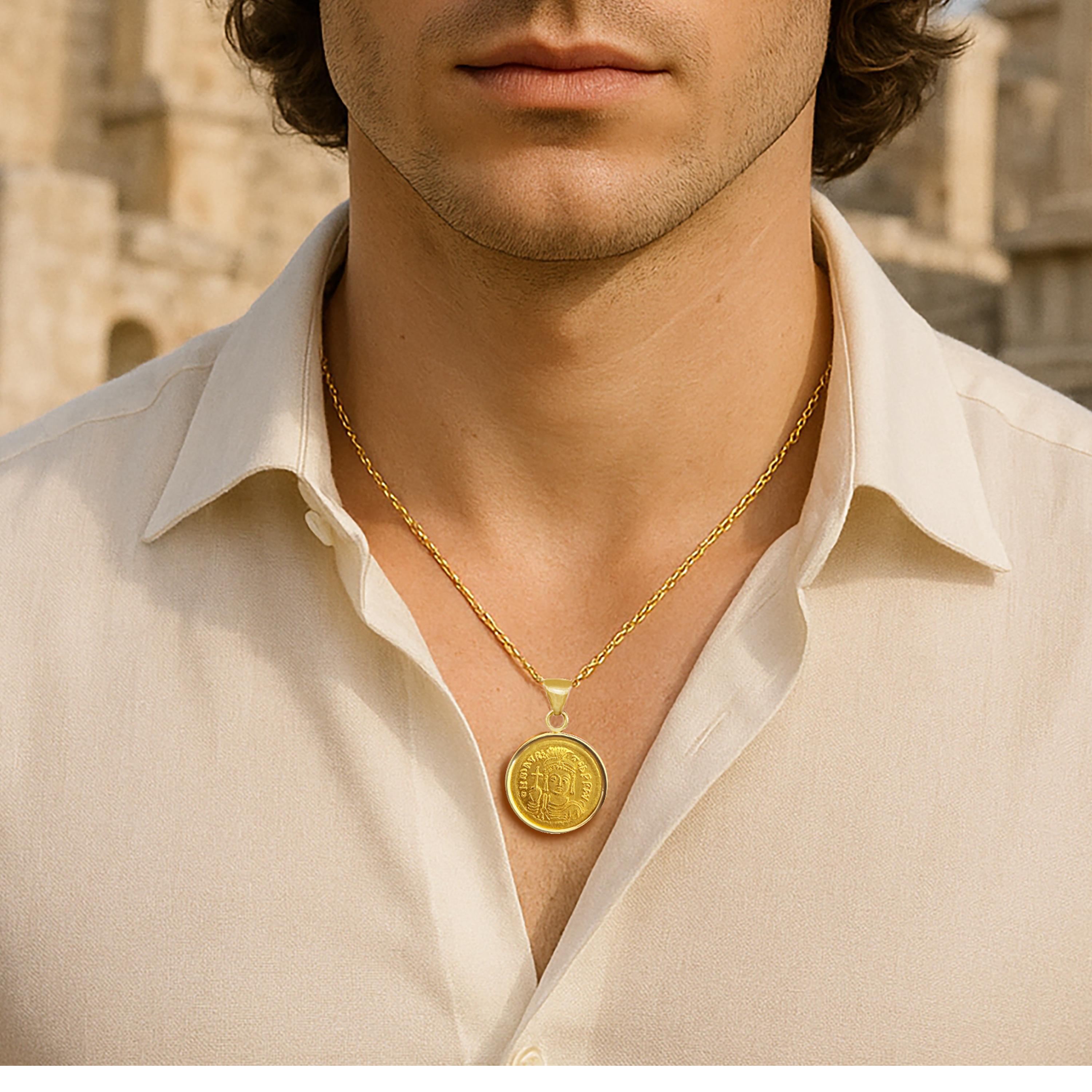 MAURICE TIBERIUS Véritable pendentif en or 24 carats en forme de pièce de monnaie de l'Antiquité romaine, 6ème siècle après J.C. Neuf - En vente à Roma, IT