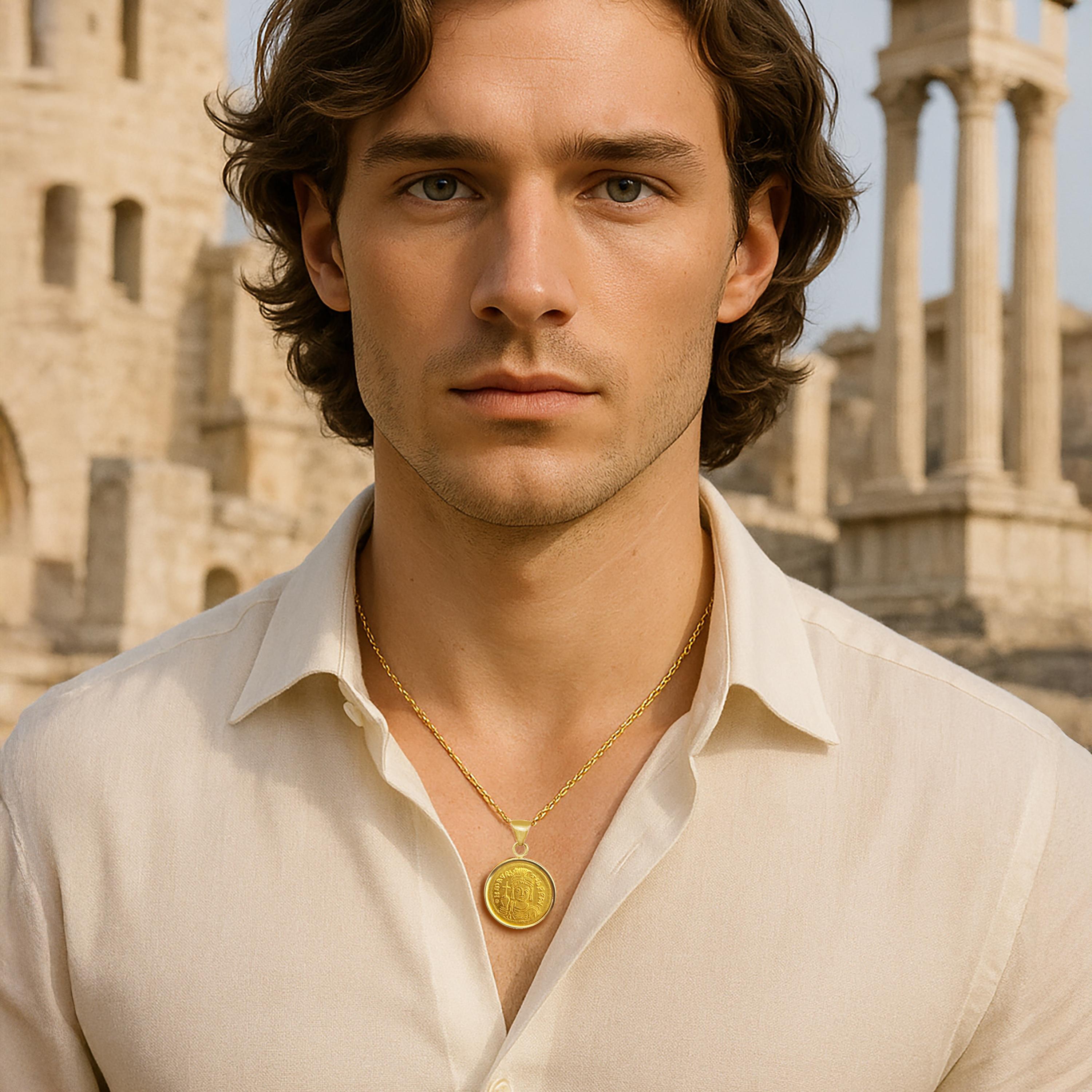 MAURICE TIBERIUS Véritable pendentif en or 24 carats en forme de pièce de monnaie de l'Antiquité romaine, 6ème siècle après J.C. Unisexe en vente