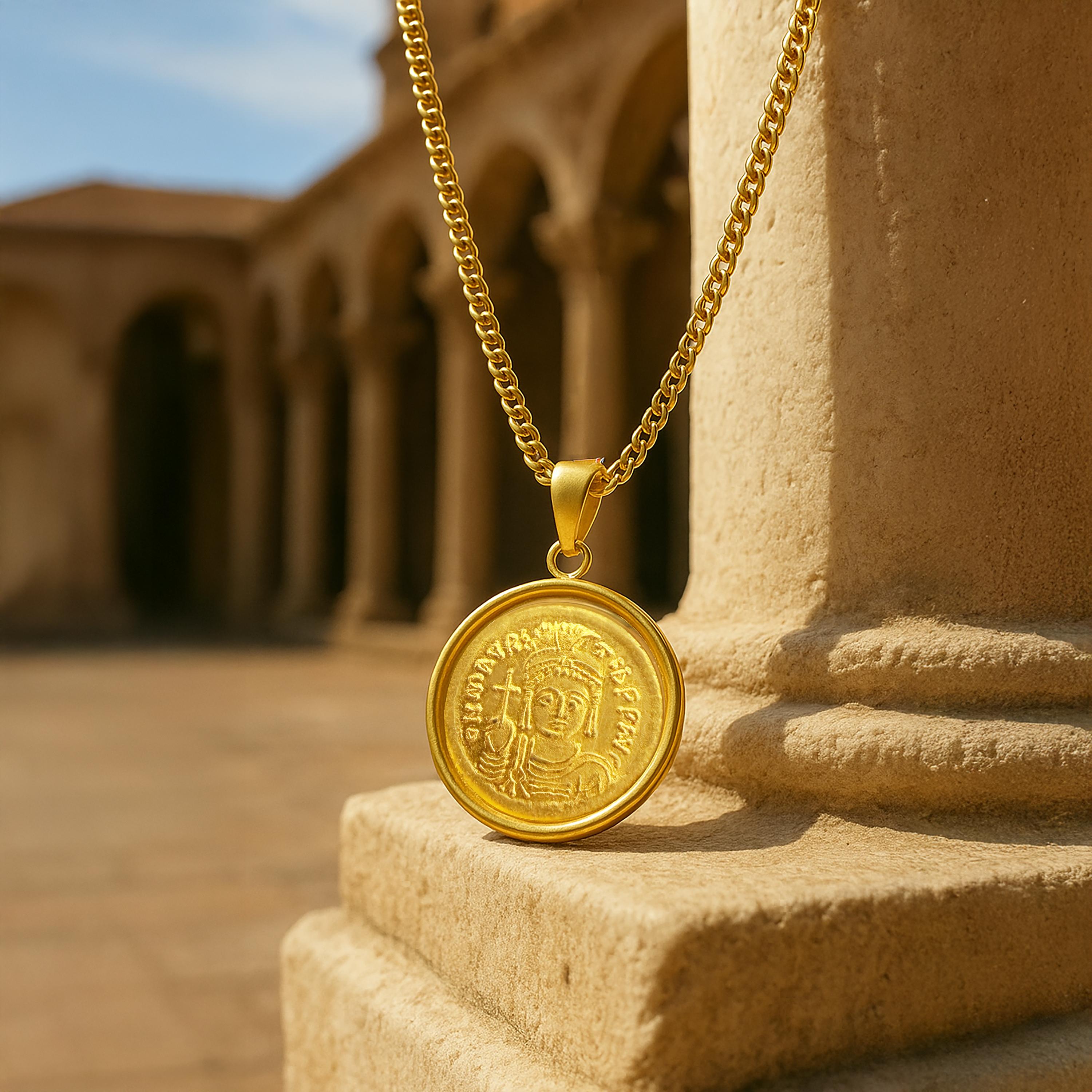 MAURICE TIBERIUS Véritable pendentif en or 24 carats en forme de pièce de monnaie de l'Antiquité romaine, 6ème siècle après J.C. en vente 1