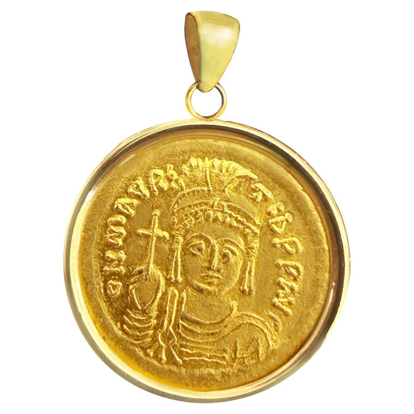 MAURICE TIBERIUS Véritable pendentif en or 24 carats en forme de pièce de monnaie de l'Antiquité romaine, 6ème siècle après J.C.