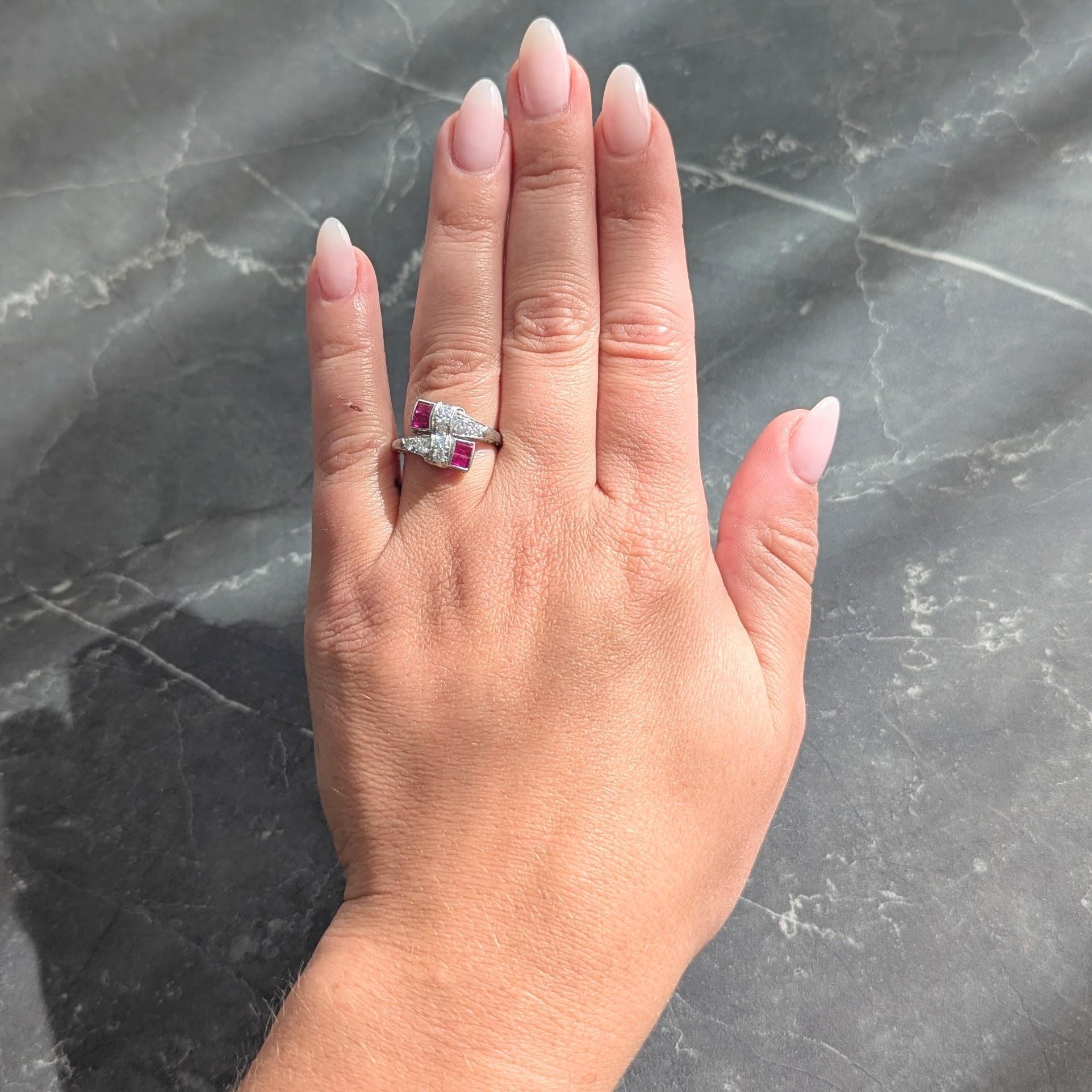 Entworfen als Bypass-Schaft mit auffächernden Rubin- und Diamantanschlüssen
Rubine im Baguetteschliff mit einem Gesamtgewicht von ca. 0,48 Karat
Transparentes mittleres Purpurrot - Kanalsatz
Diamanten mit rundem Brillantschliff und Perlenbesatz
Mit