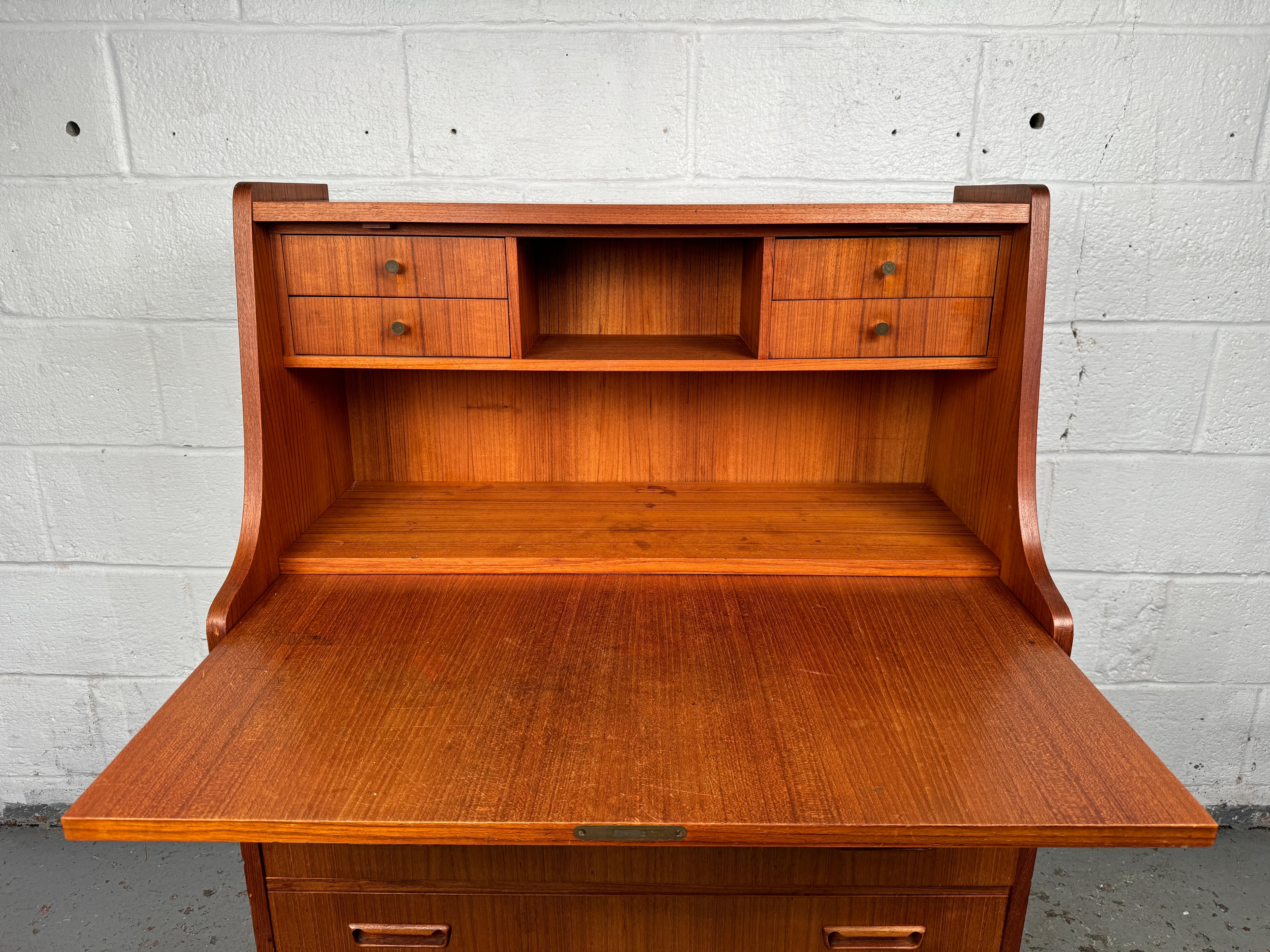 Maurice Villency Dänischer Teak-Down-Schreibtisch im Angebot 7
