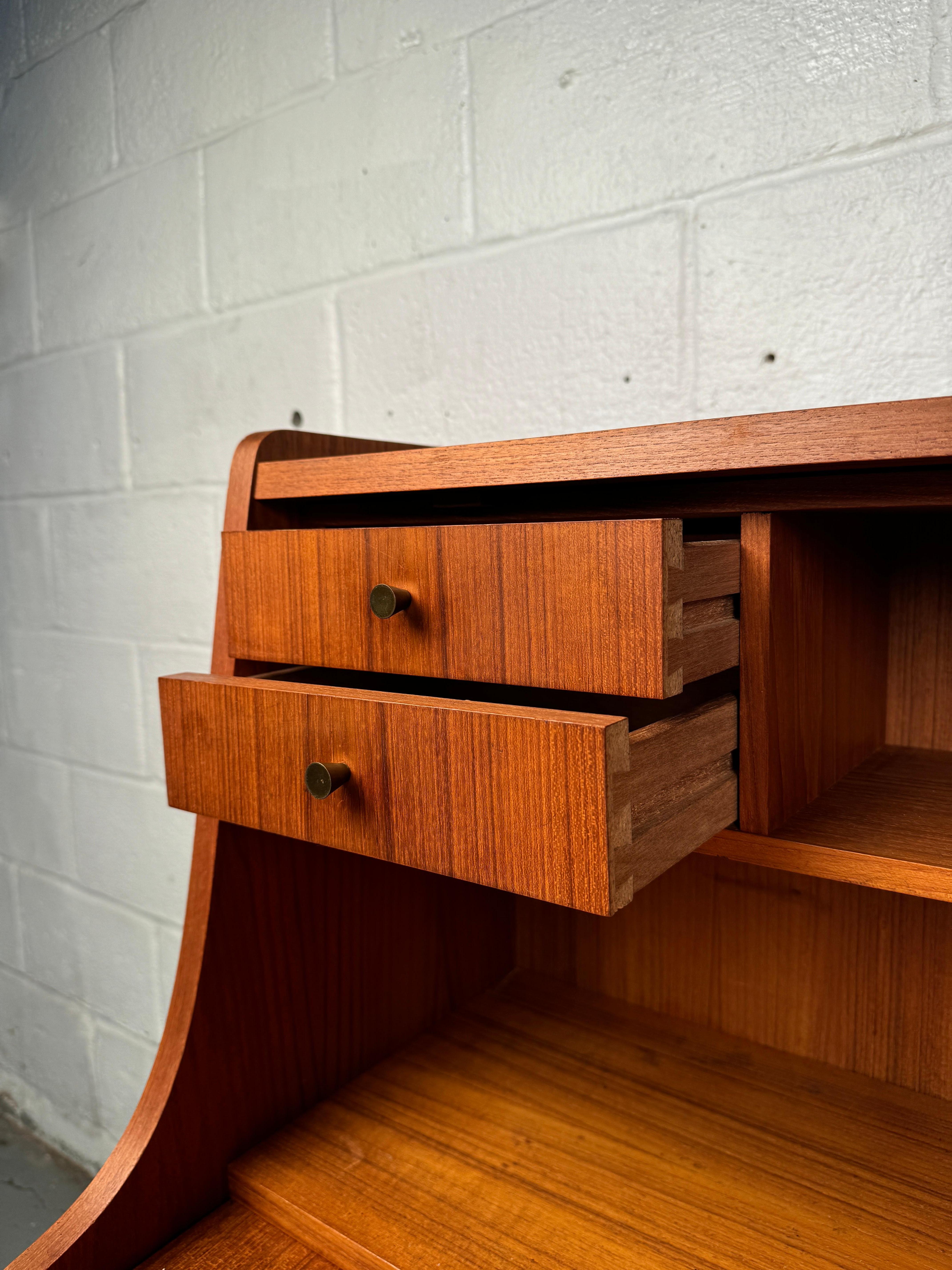 Maurice Villency Dänischer Teak-Down-Schreibtisch im Angebot 8