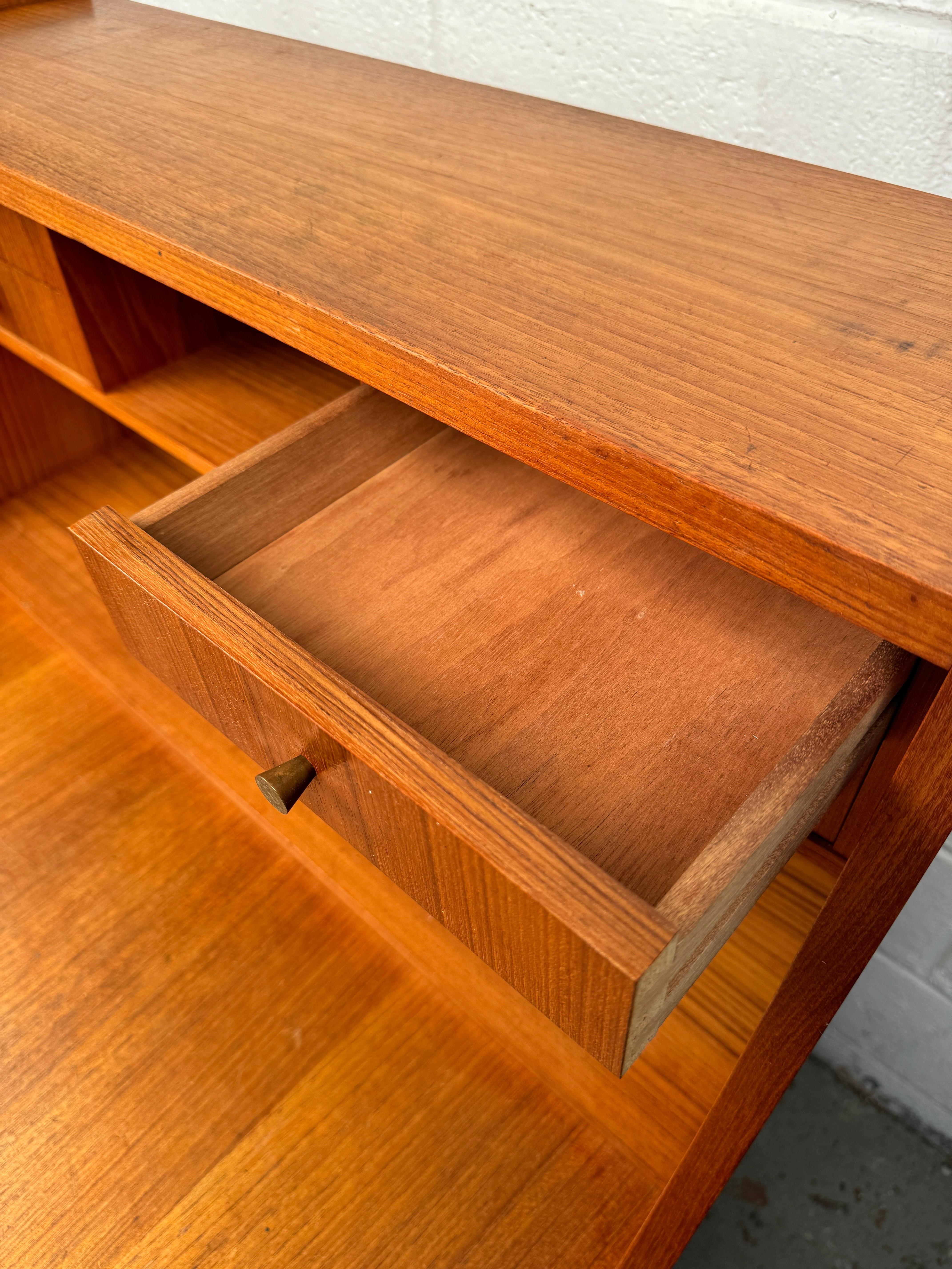 Maurice Villency Dänischer Teak-Down-Schreibtisch im Angebot 10
