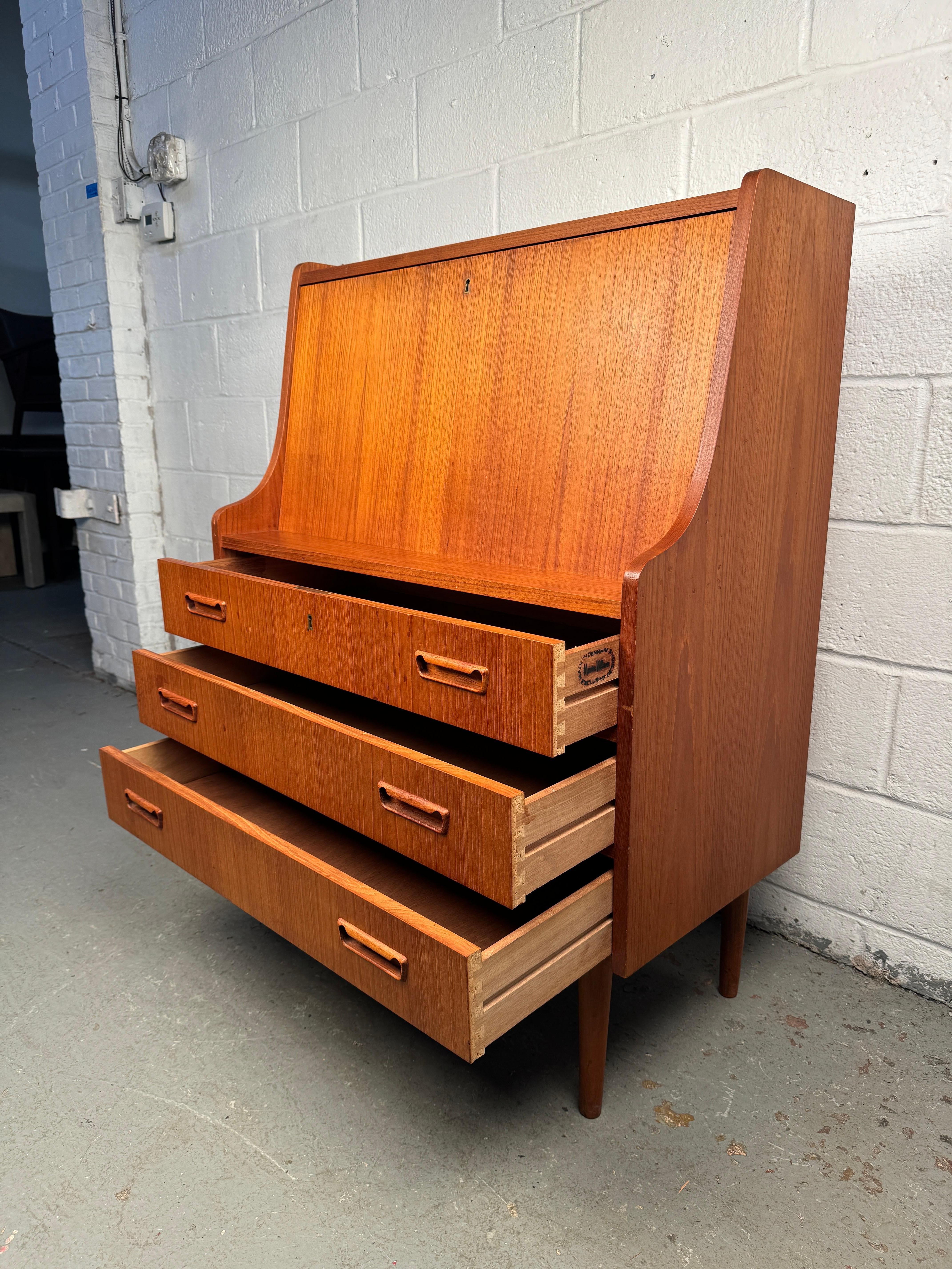 Maurice Villency Dänischer Teak-Down-Schreibtisch im Angebot 11