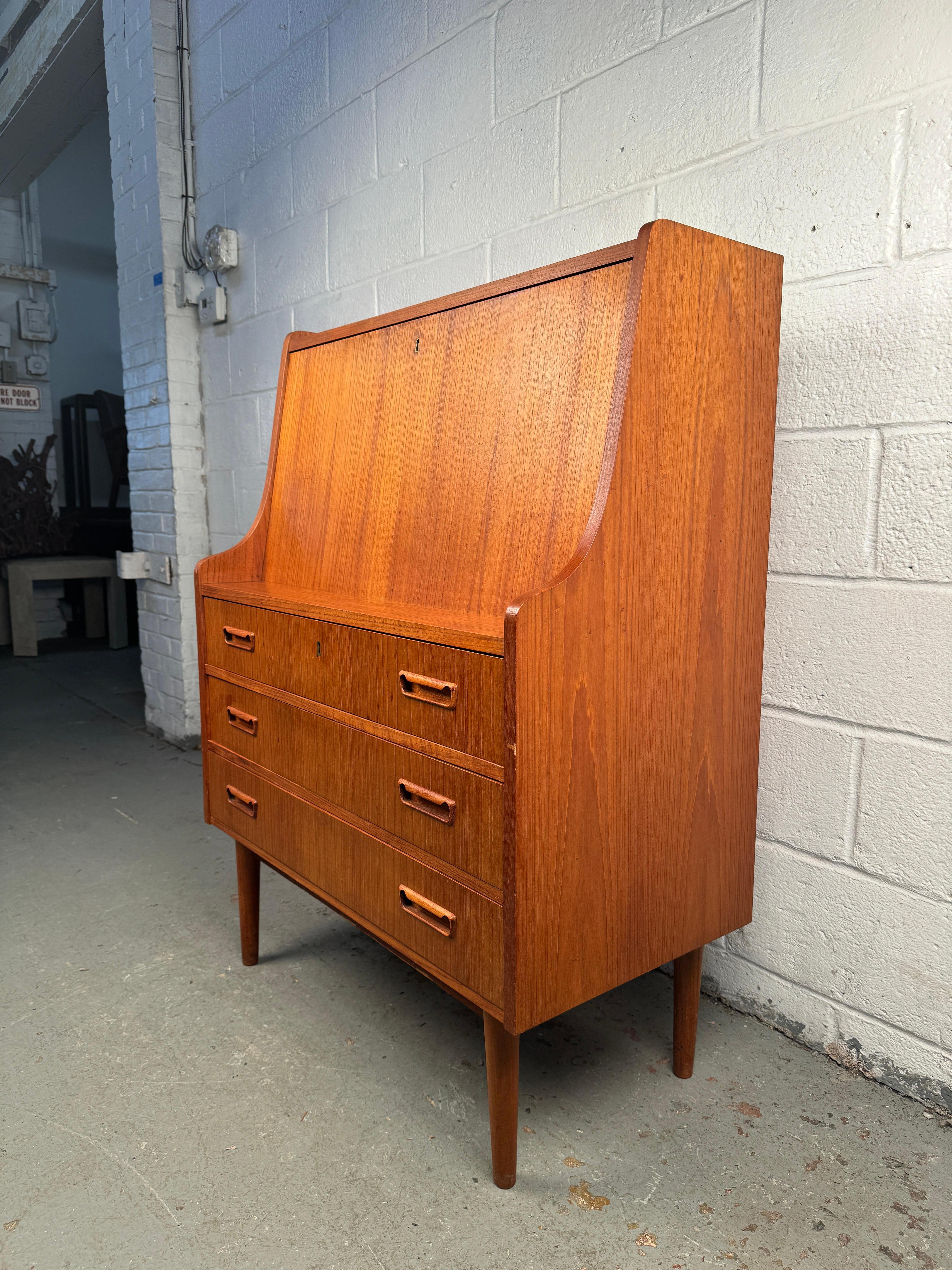 Maurice Villency Dänischer Teak-Down-Schreibtisch (Moderne der Mitte des Jahrhunderts) im Angebot