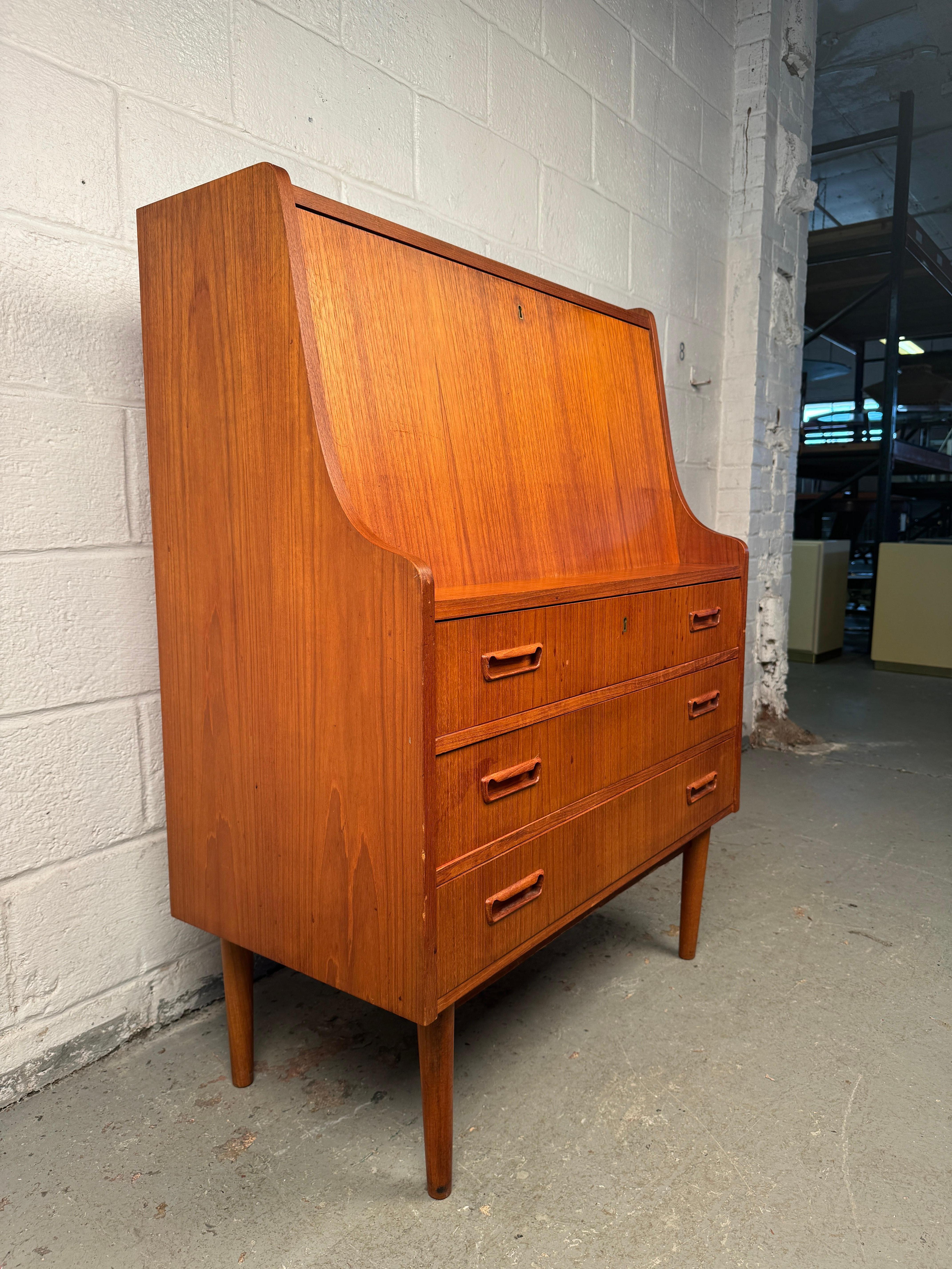 Maurice Villency Dänischer Teak-Down-Schreibtisch im Zustand „Gut“ im Angebot in Brooklyn, NY