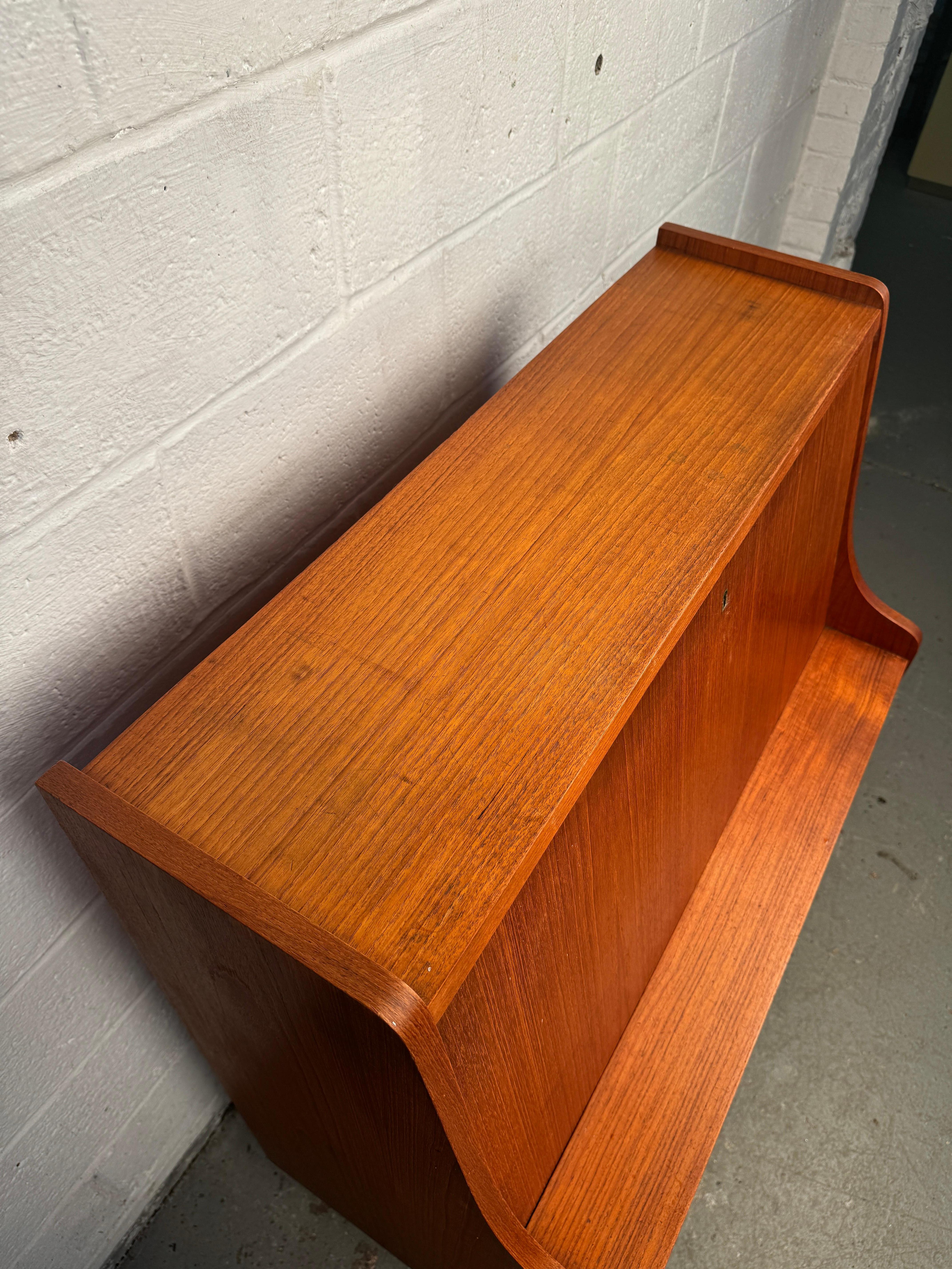 Maurice Villency Dänischer Teak-Down-Schreibtisch (Teakholz) im Angebot