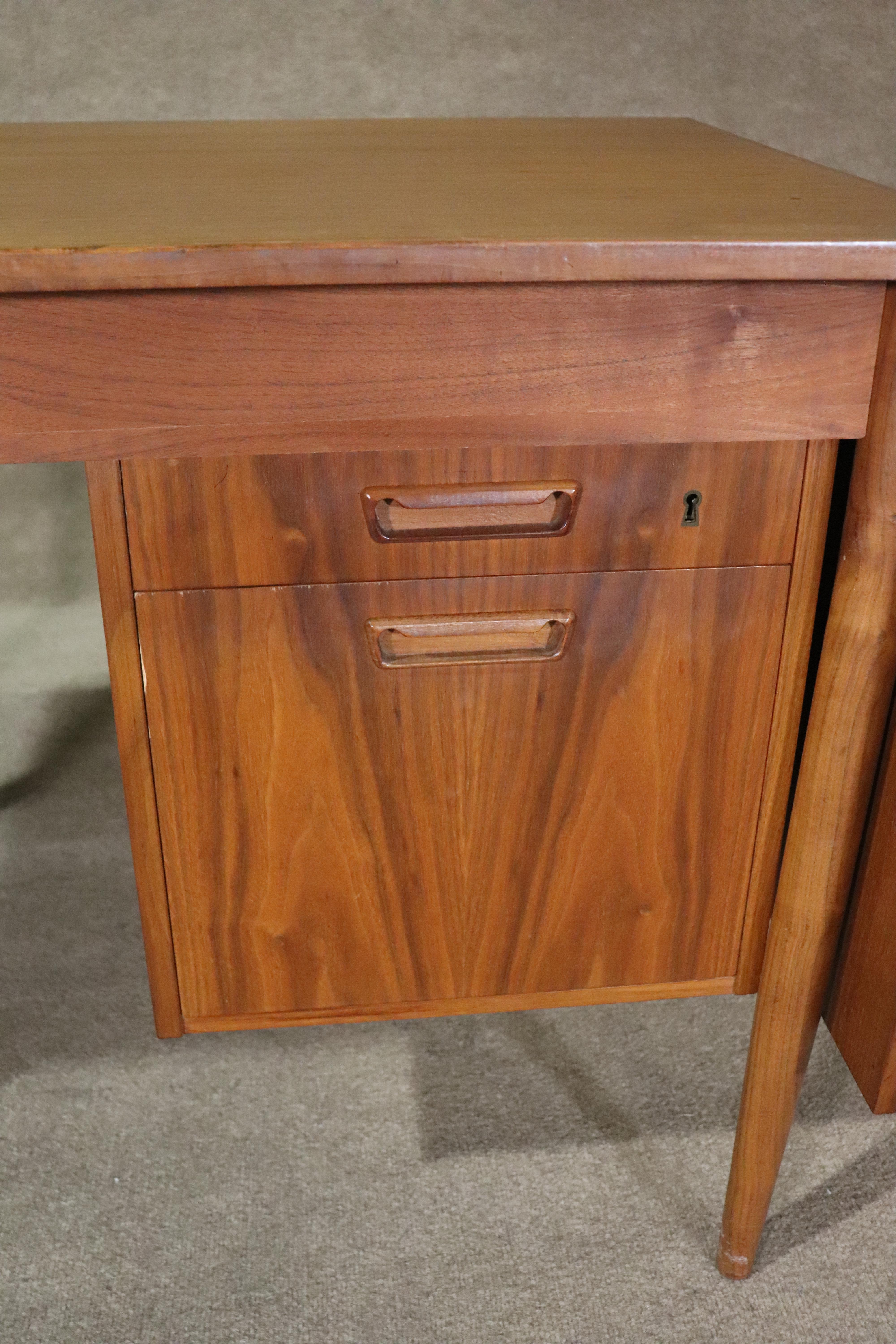 Maurice Villency Extending Teak Desk In Good Condition For Sale In Brooklyn, NY