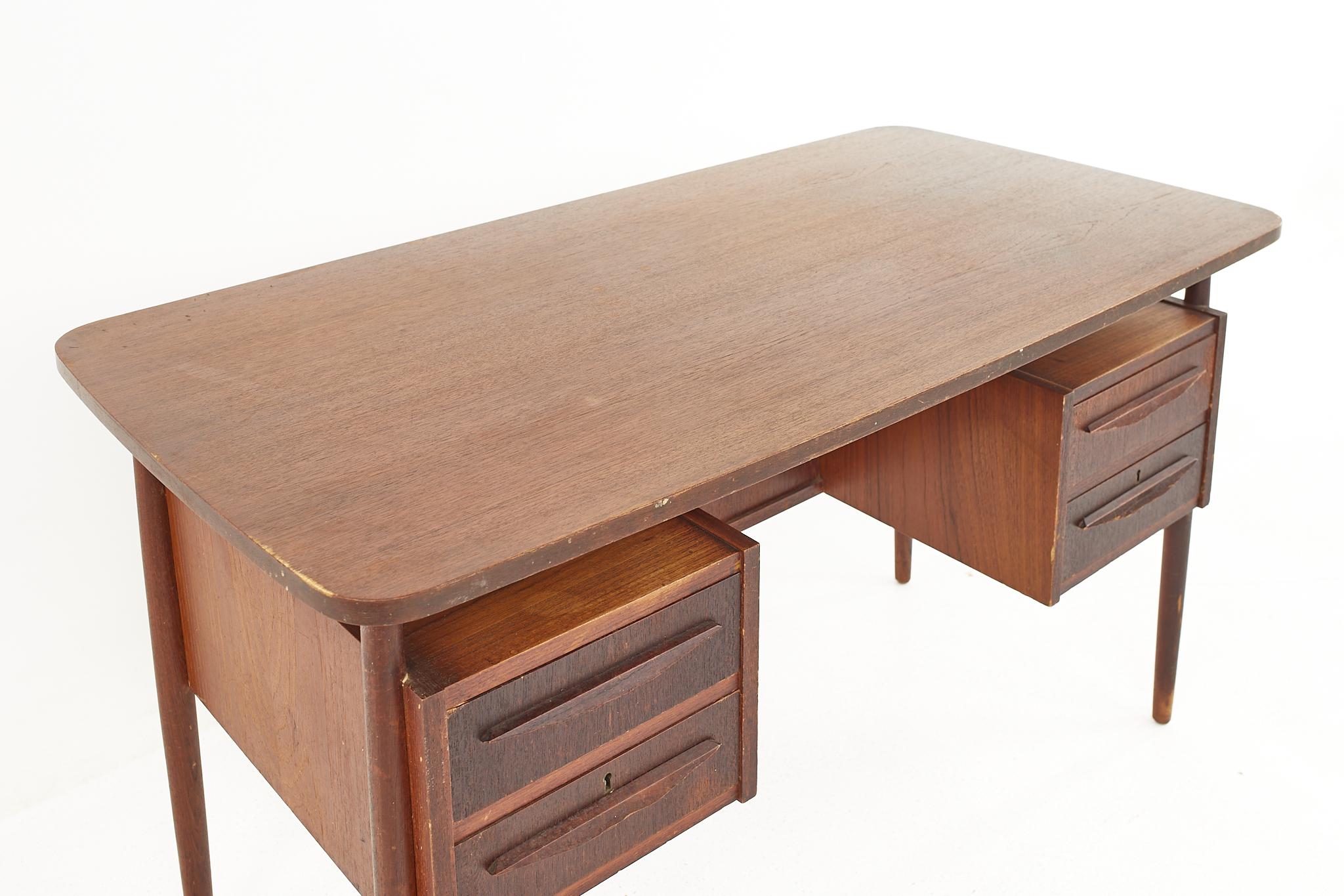 Maurice Villency Mid-Century Floating Teak Executive Desk In Good Condition In Countryside, IL