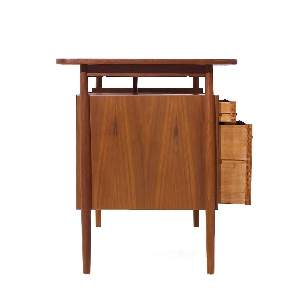 Teak Maurice Villency, scrivania danese in teak del metà del secolo scorso in vendita