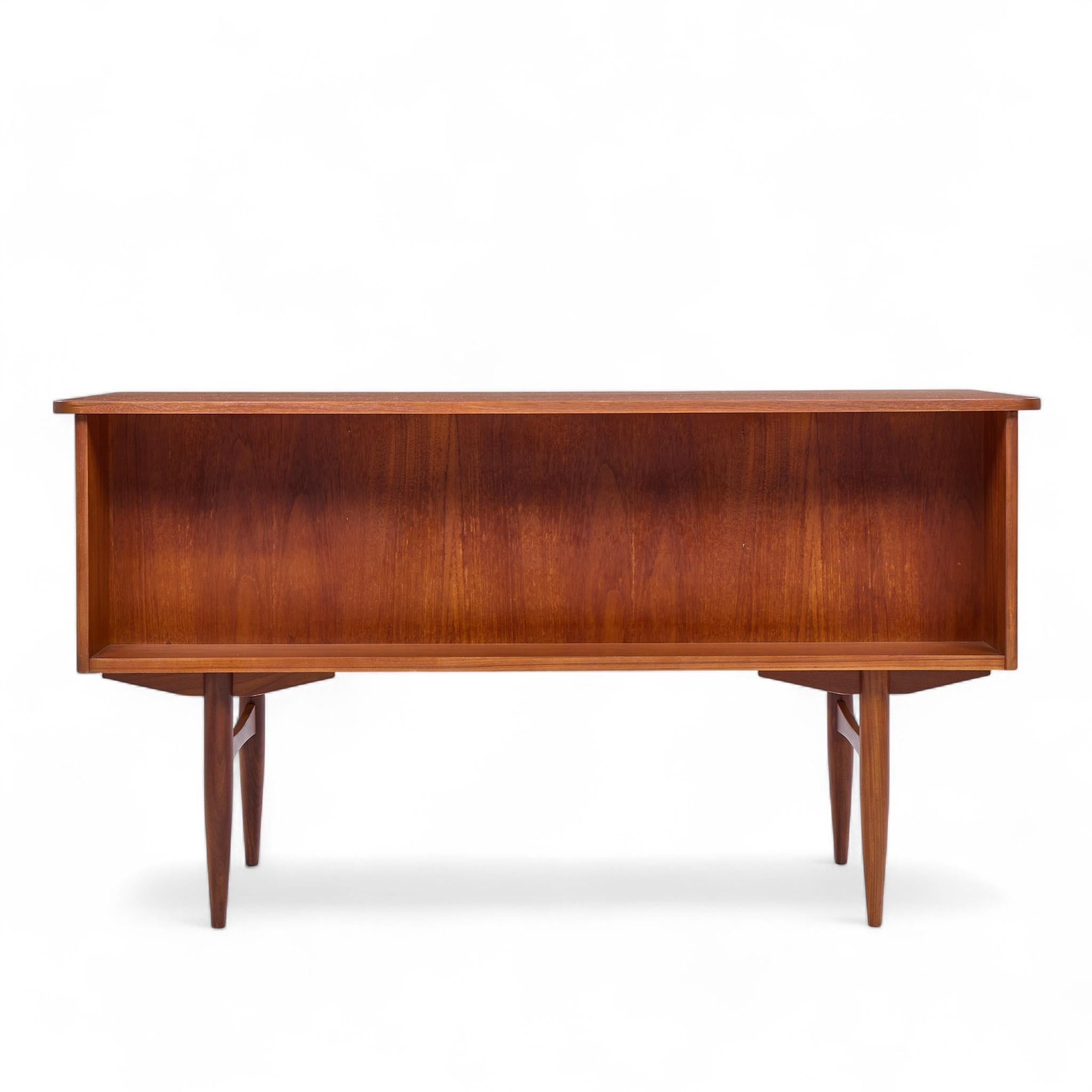 Teak Scrivania in teak della metà del secolo scorso in stile Maurice Villency con fronte a libreria in vendita