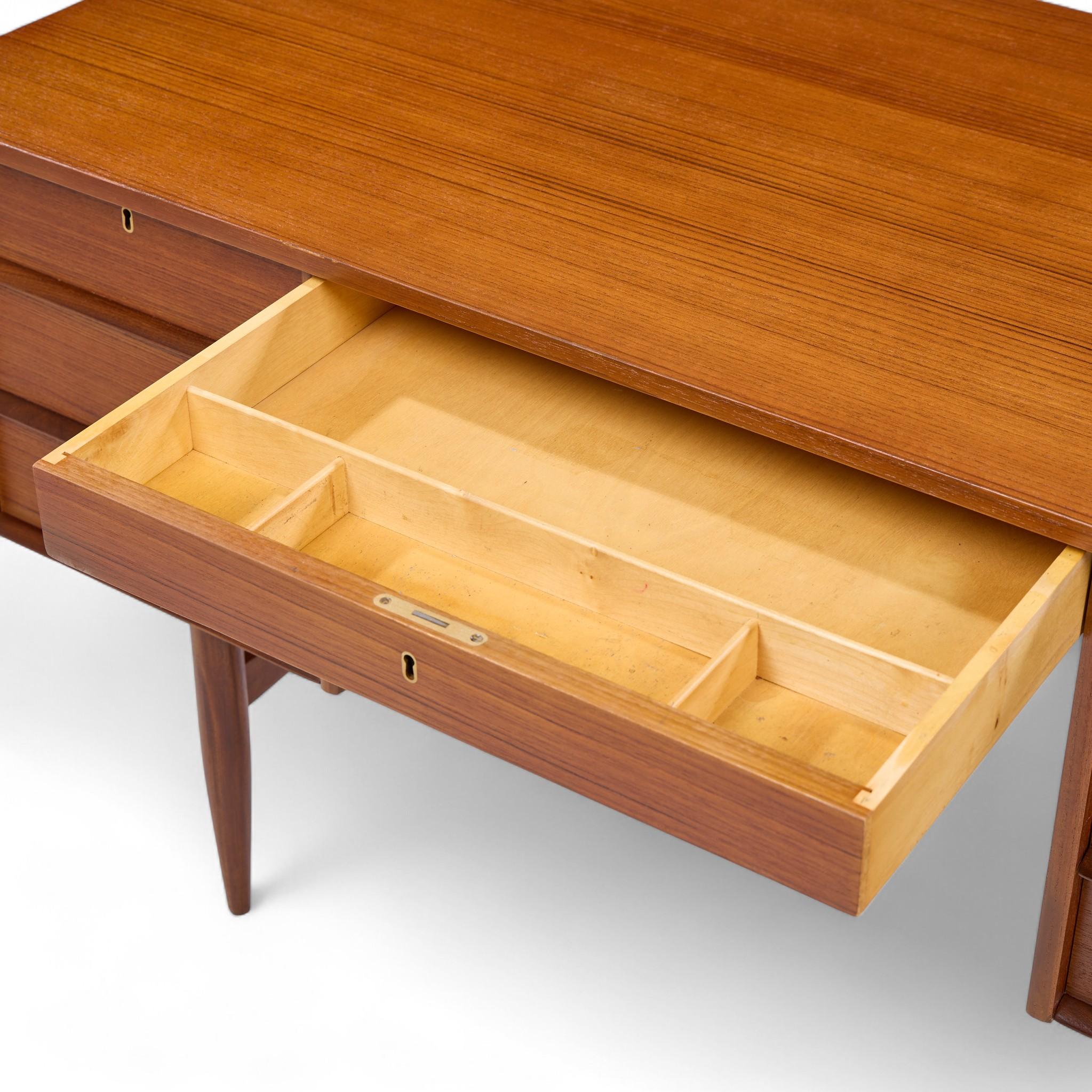 Scrivania in teak della metà del secolo scorso in stile Maurice Villency con fronte a libreria in vendita 1