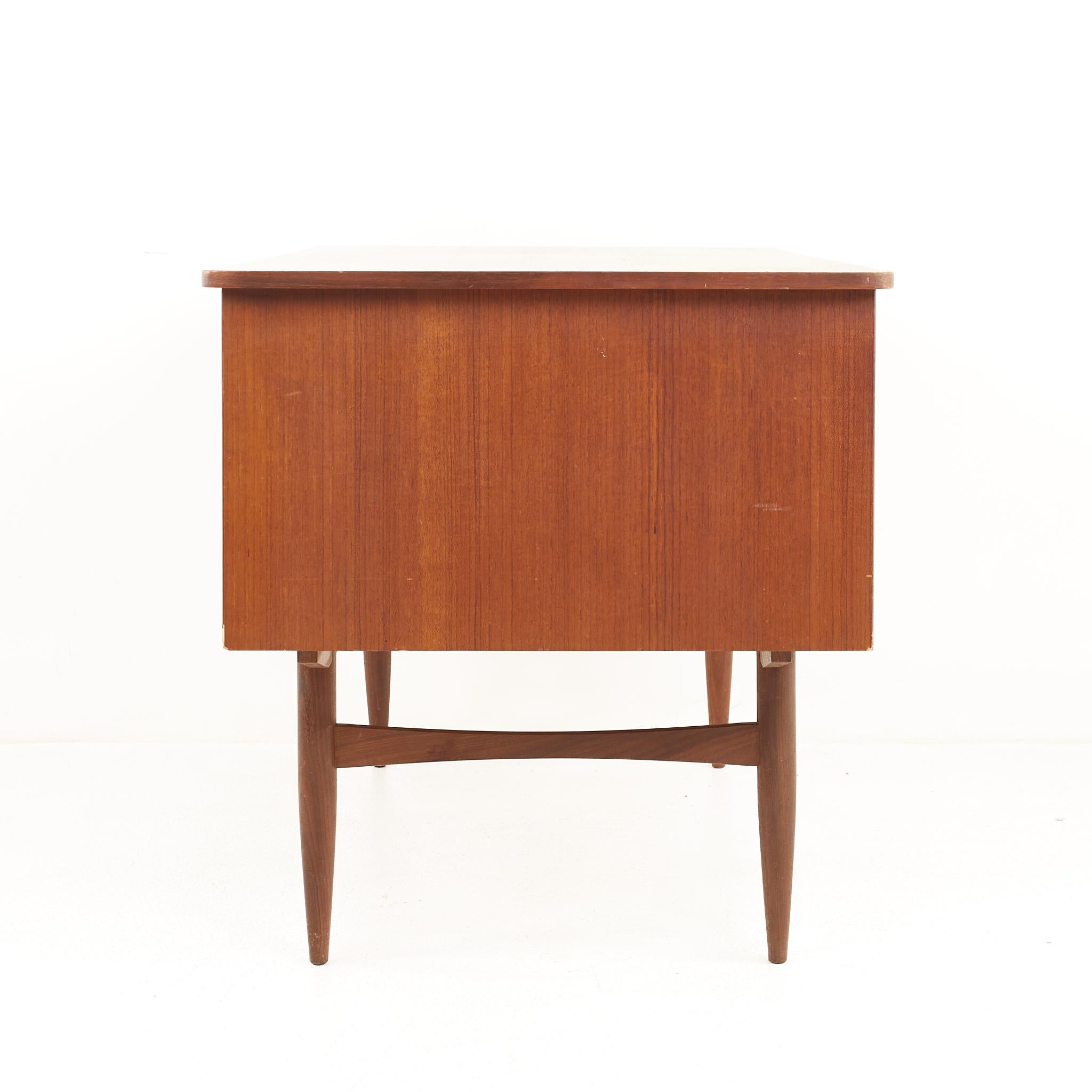 Teak Scrivania in teak della metà del secolo scorso in stile Maurice Villency con fronte a libreria in vendita