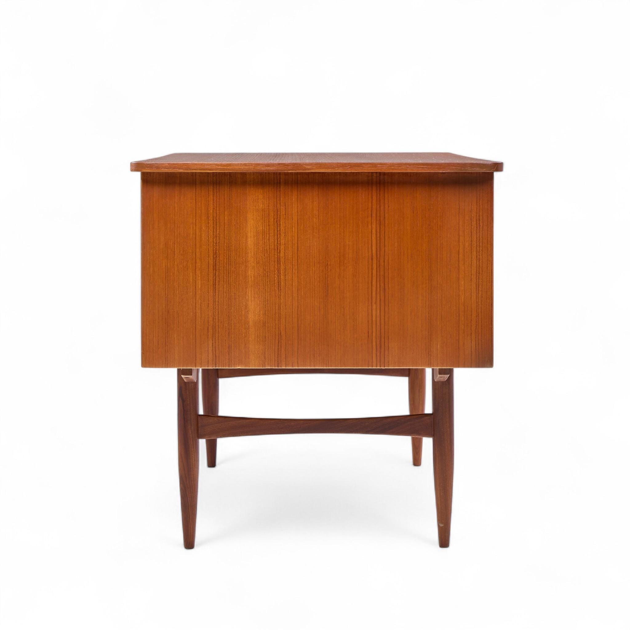 Danese Scrivania in teak della metà del secolo scorso in stile Maurice Villency con fronte a libreria in vendita