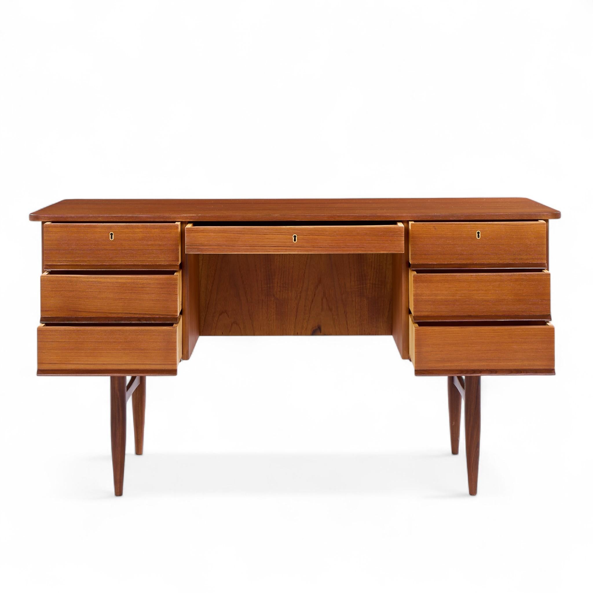 Fine XX secolo Scrivania in teak della metà del secolo scorso in stile Maurice Villency con fronte a libreria in vendita