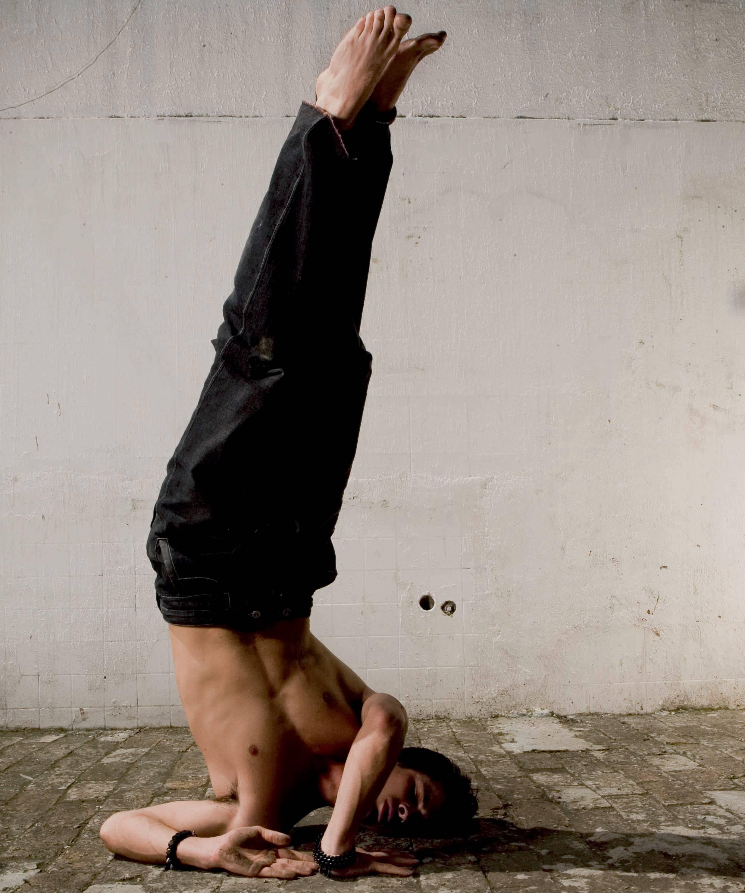 Mauricio Velez Portrait Photograph – Half Angels #23, Yoga-Postur. Farbfotografie in limitierter Auflage