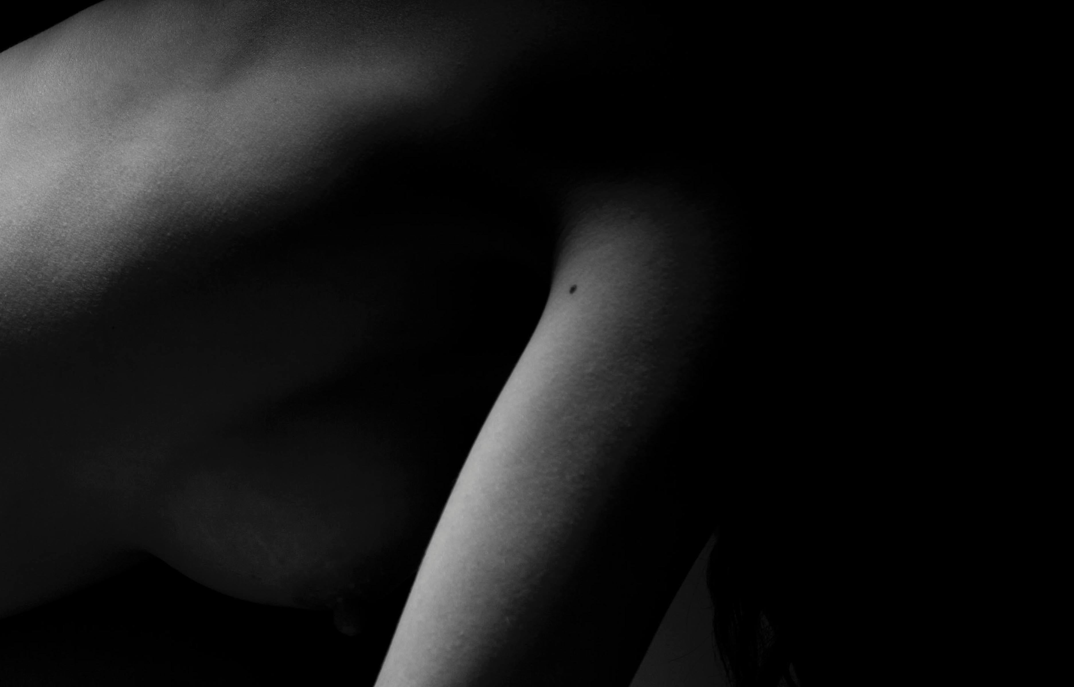Untitled From the 'Serendipia' series, Black and White nude photograph - Photograph by Mauricio Velez