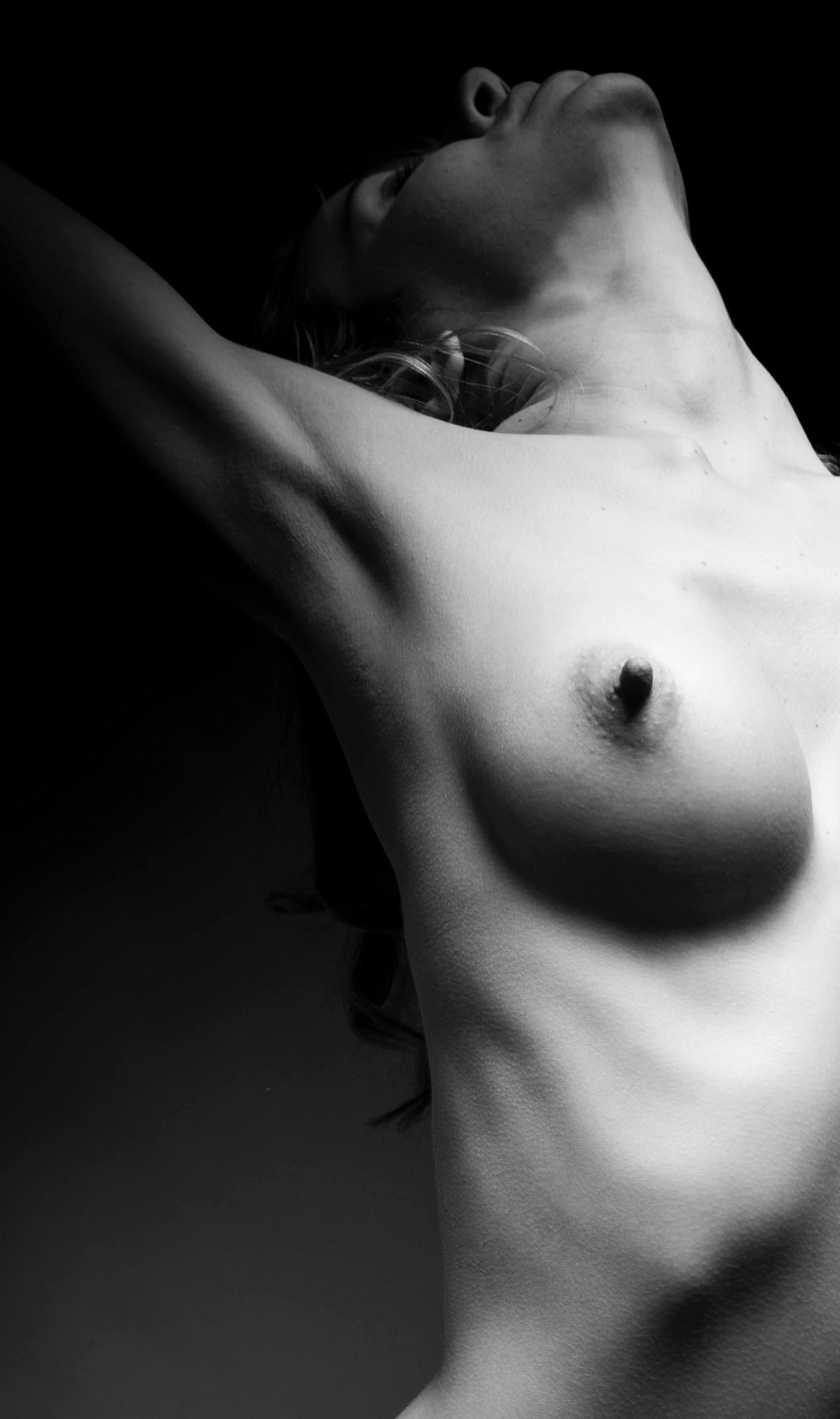 Untitled From the  'Serendipia' series,  Black and white nude photograph - Contemporary Photograph by Mauricio Velez