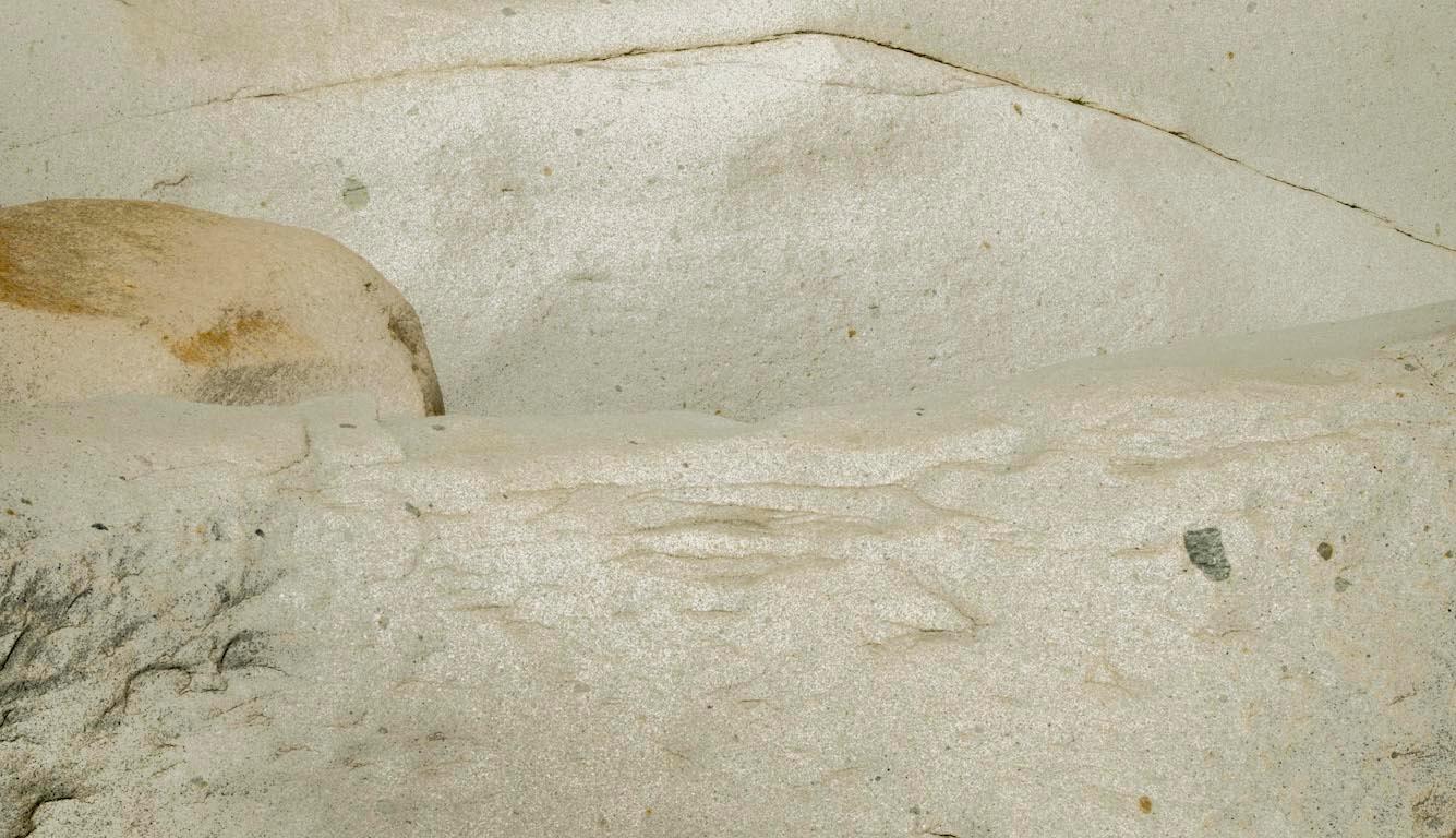 In dieser Serie fand die Künstlerin, dass die Felsen so rund waren, dass sie wie prähistorische Löcher aussahen, wobei jedes einzelne eine Geschichte erzählte und ein Stück ihrer Seele widerspiegelte.

Die Fotografien von Mauricio Velez zielen