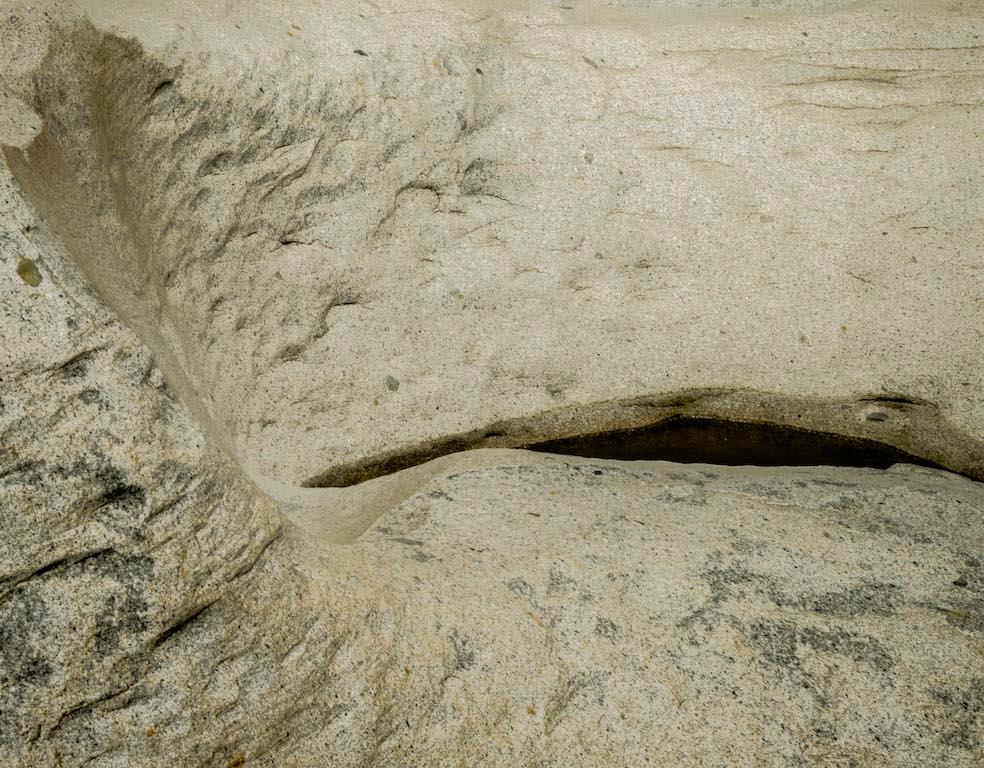 Sin título III, Fotografía de edición limitada en color de paisaje de rocas abstractas - Landscape Photograph Marrón de Mauricio Velez