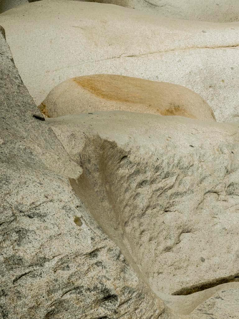 En esta serie, la artista descubrió que las rocas eran tan redondas que parecían agujeros prehistóricos, cada uno de los cuales contaba una historia y reflejaba un poco de su alma.

Las fotografías de Mauricio Velez buscan refinar la sensibilidad y