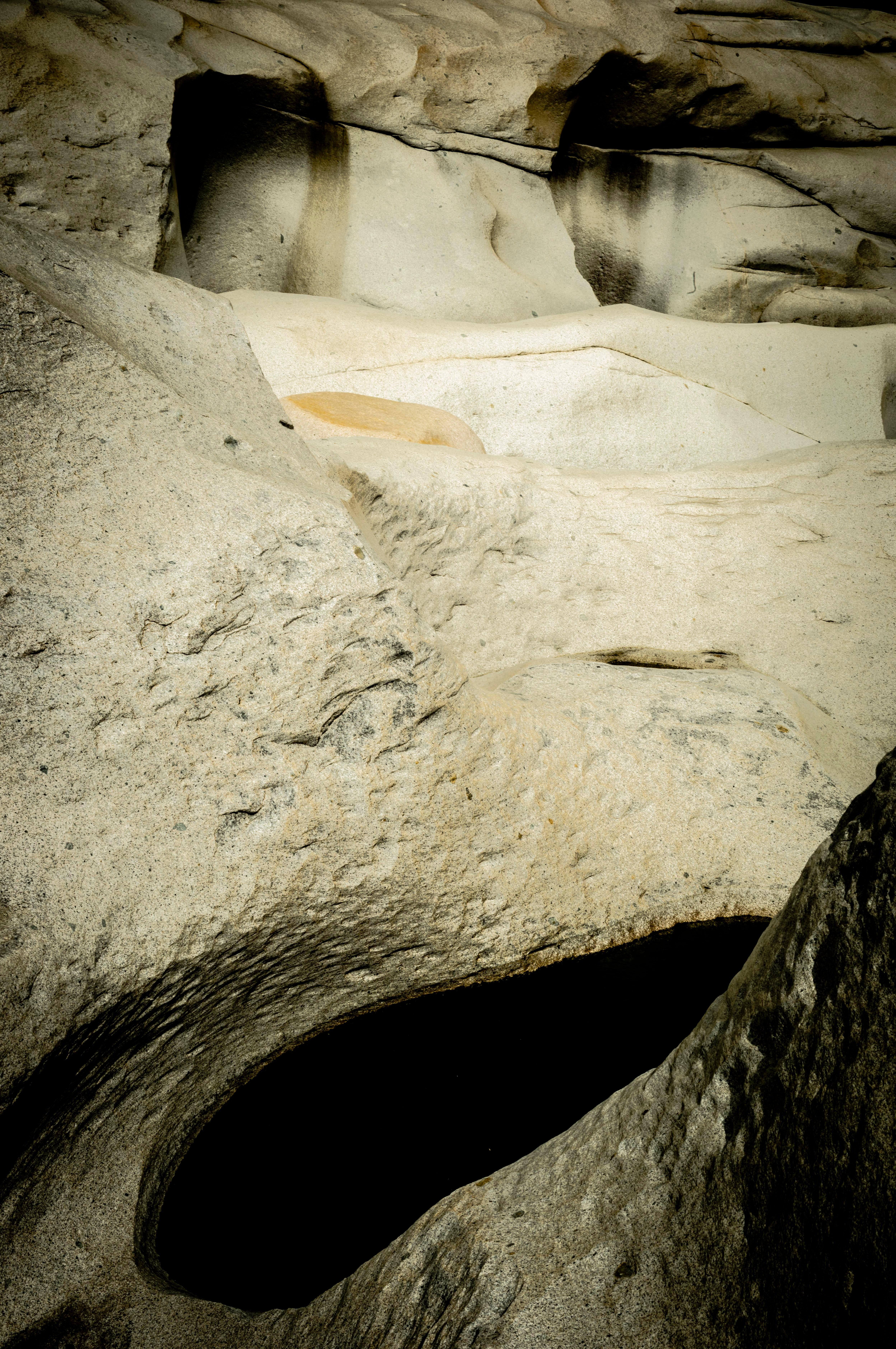 Sin título VIII & Sin título II, Fotografía en color de paisaje de rocas abstractas - Photograph Contemporáneo de Mauricio Velez