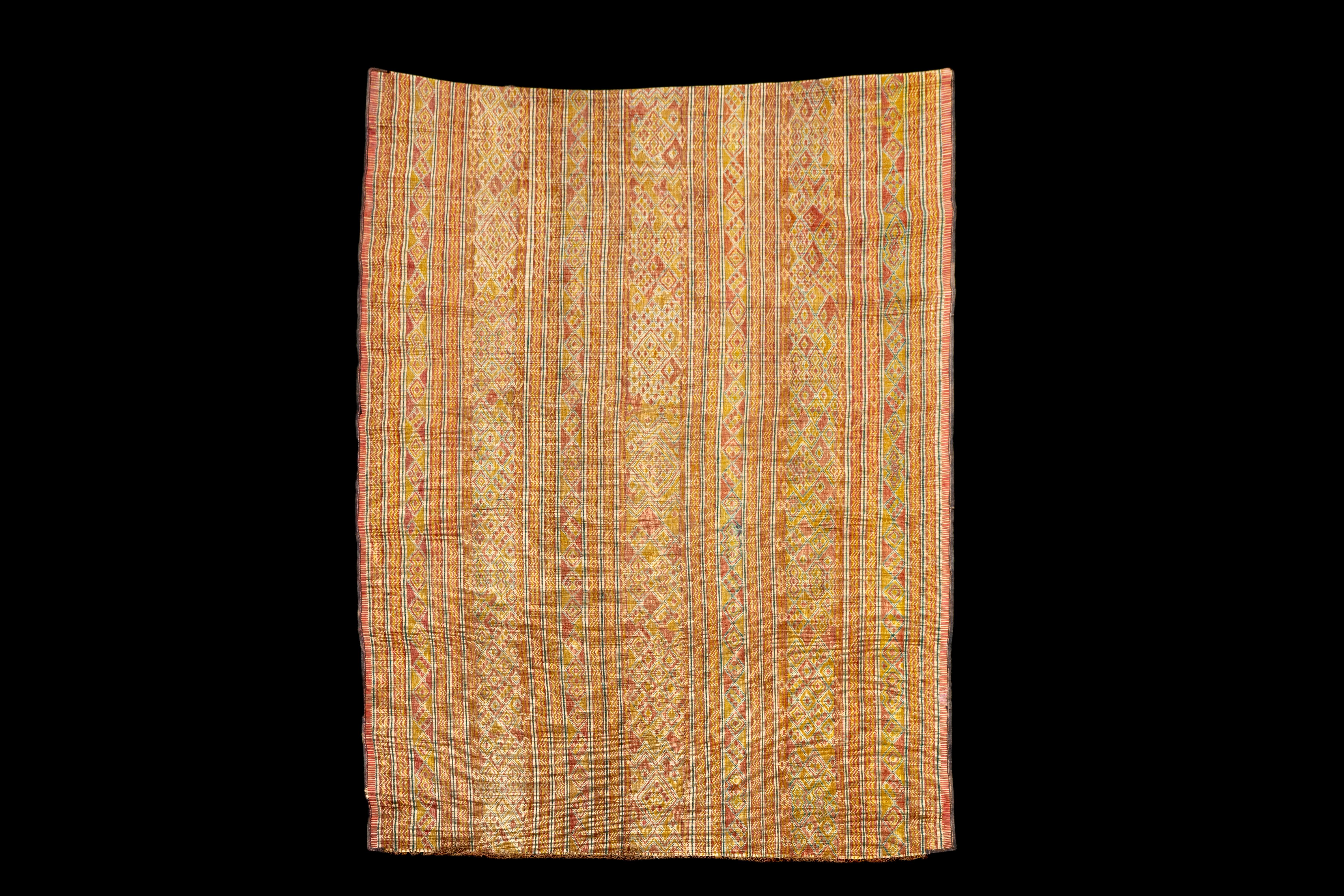 Le tapis mauritanien, véritable témoignage de la richesse du patrimoine et de l'artisanat de la culture nord-africaine. Fabriqué à la main par les tribus touaregs de Mauritanie, ce tapis en cuir marocain mauritanien (touareg) est une fusion