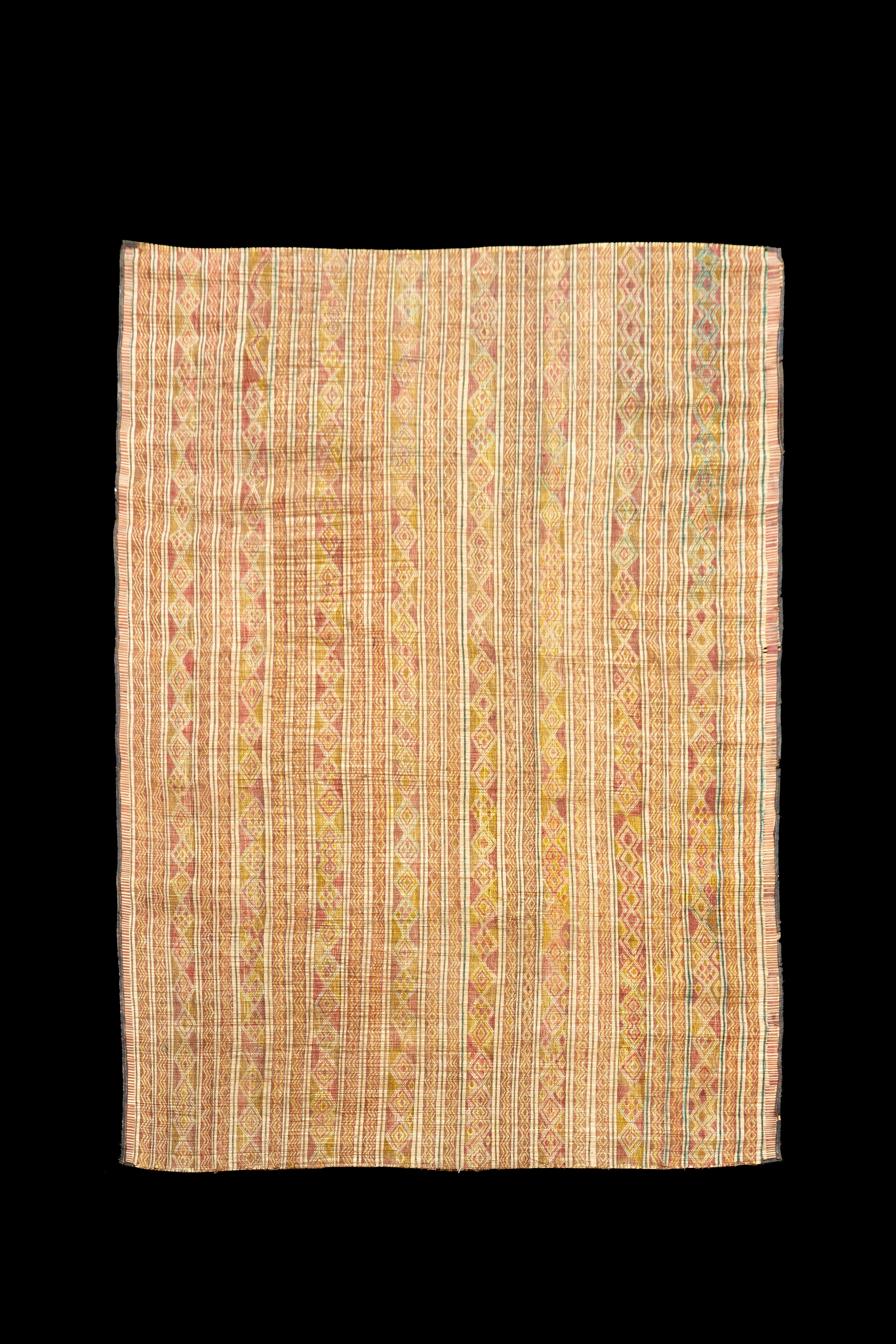 Mauretanischer Teppich.  Diese marokkanische, mauretanische (Tuareg) Ledermatte ist aus Zwergpalmenfasern gefertigt und mit Lederstreifen handgewebt. Das schöne Design ist typisch für die nordafrikanische Kultur, die es geschaffen hat, nämlich die