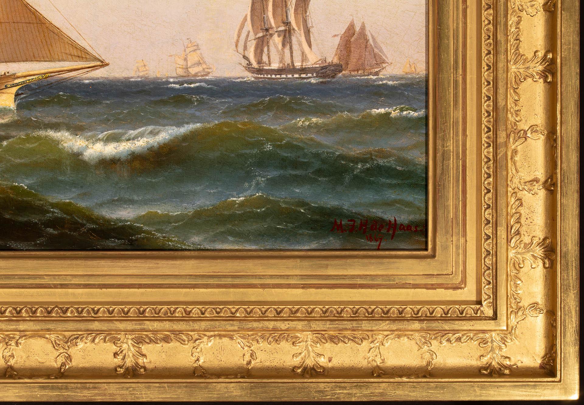Dans cette œuvre de l'artiste néerlando-américain Maurtiz DeHaas, un marin habile guide un beau sloop à travers les eaux agitées d'un port américain très fréquenté. Compte tenu du chapeau de marin, qui semble être un chapeau en peau d'huile parfois
