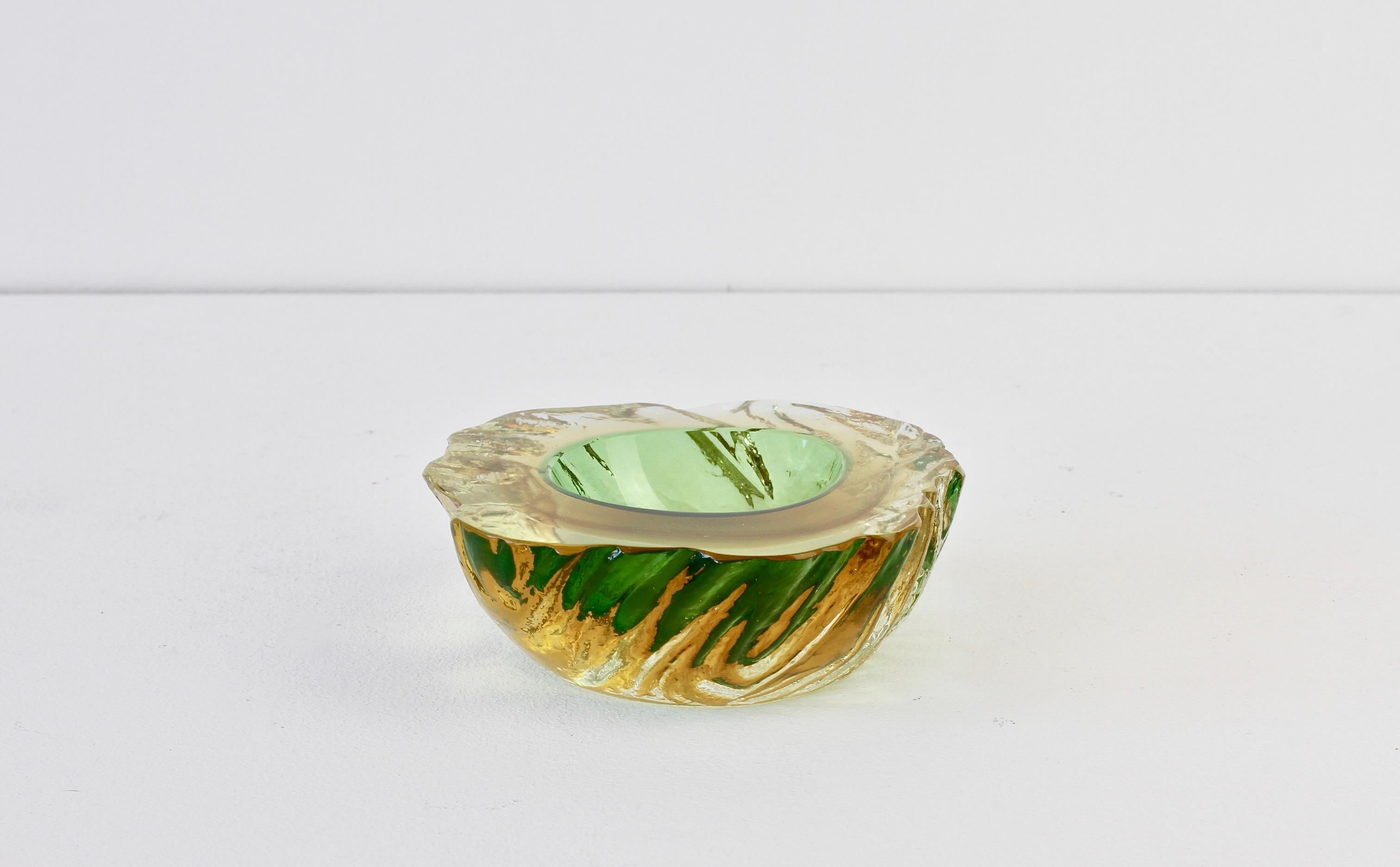 Vintage textured Italian glass bowl or dish attributed to Maurizio Arabella for Seguso Vetri d'Arte Murano, Italy, circa late 1970s / early 1980s. Elegant in form and showing extraordinary craftsmanship with the use of the 'Sommerso' technique with