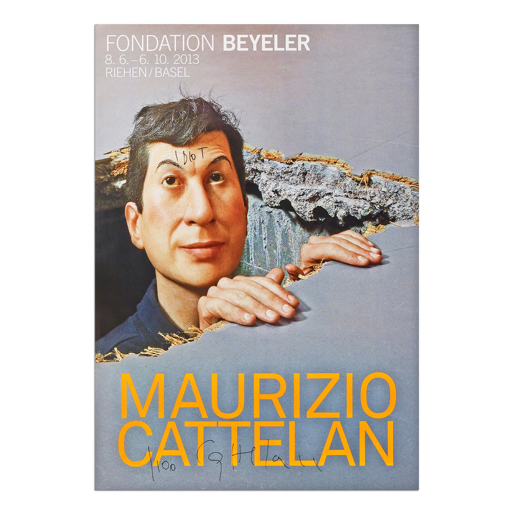 Maurizio Cattelan (italien, né en 1960)
Affiche d'exposition de la Fondation Beyeler, 2013
Dimensions : 128 x 90 cm : 128 x 90 cm
Édition de 100 exemplaires : signés et numérotés à la main au stylo-feutre noir
Condit : Mint