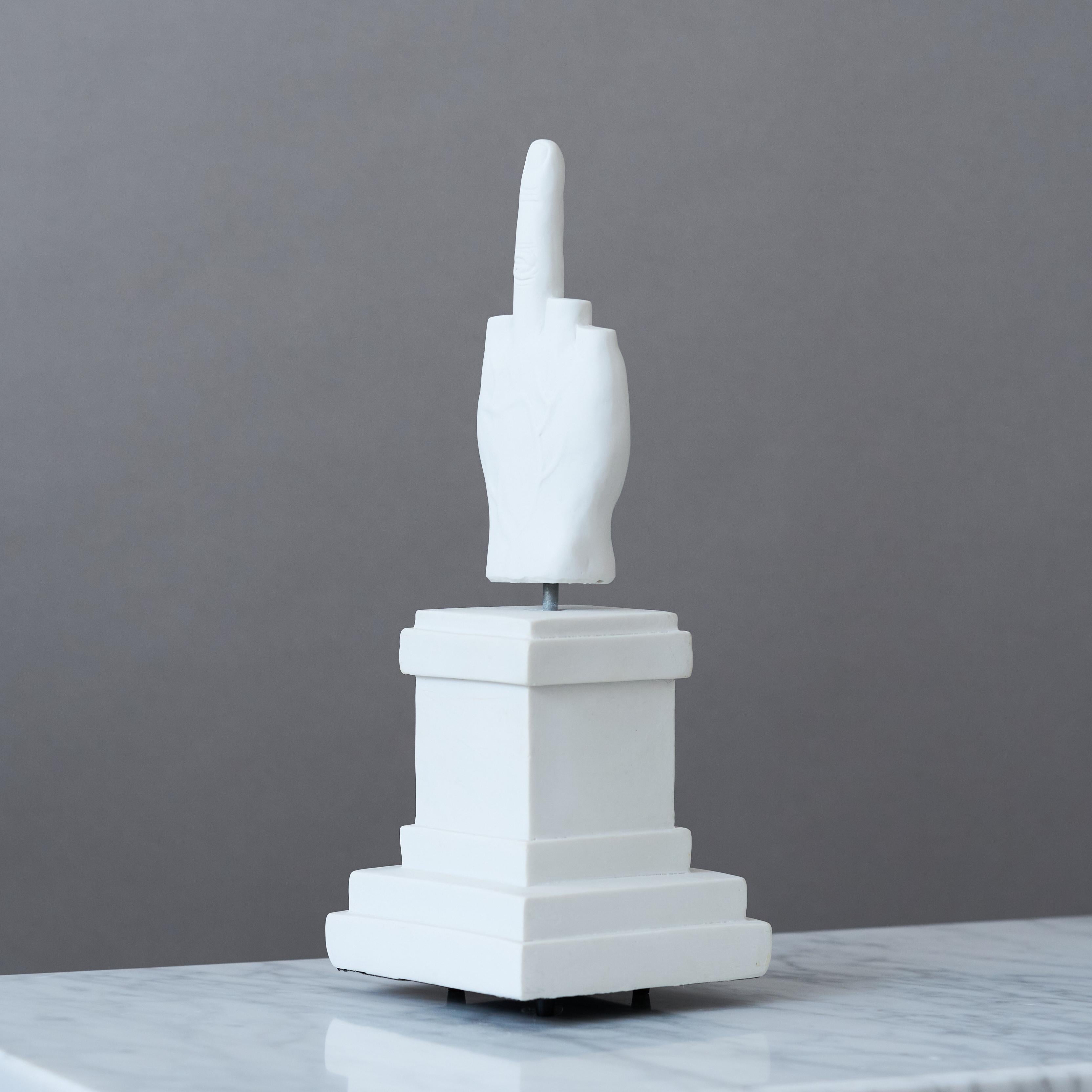 Carillon L.O.V.E. - Gris Figurative Sculpture par Maurizio Cattelan