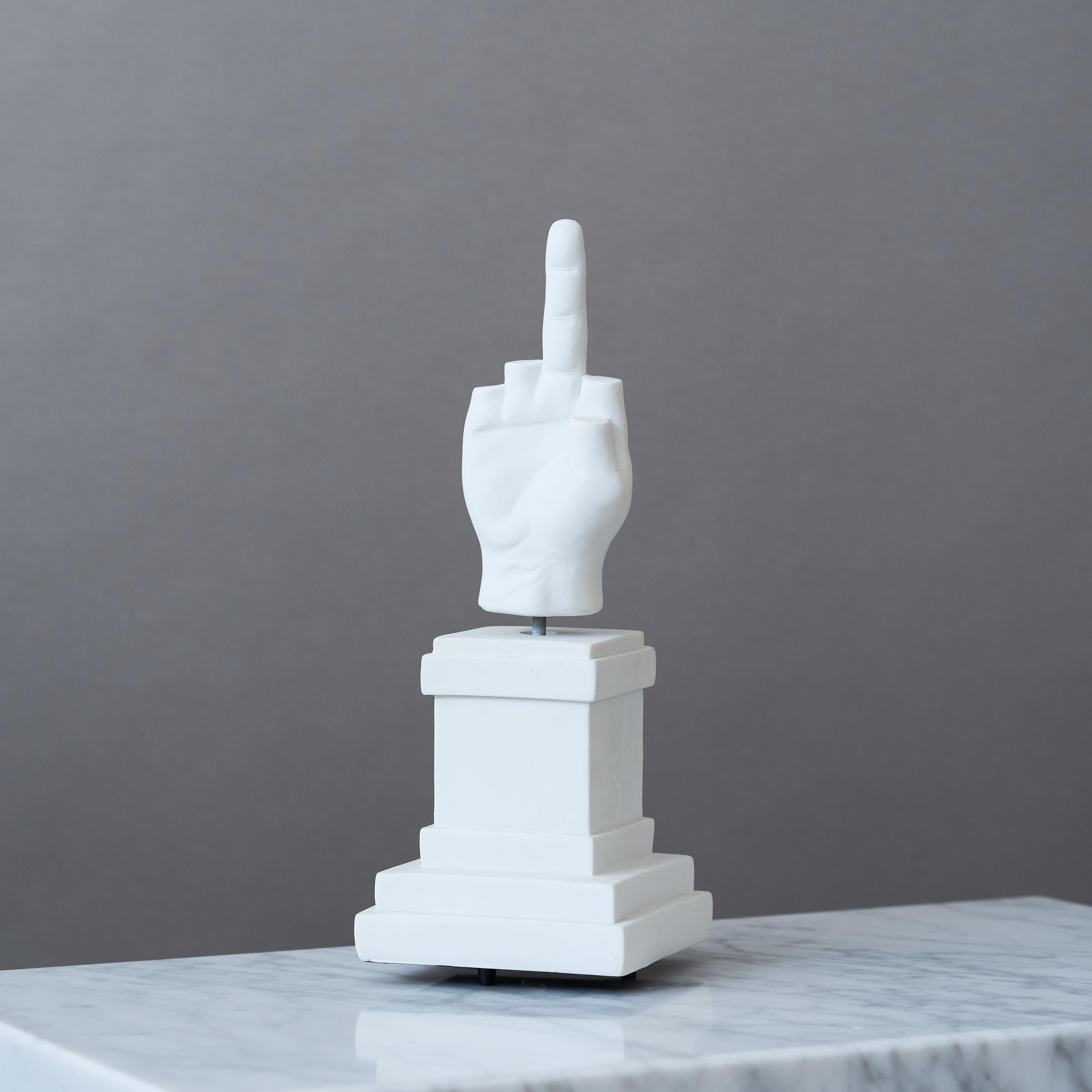 Résine et mécanisme de boîte à musique multiple. Publié par Seletti, Cicognara. 

Il s'agit d'une reproduction de la sculpture monumentale en marbre de Cattelan, L.A.V.E., 2010, qui se trouve actuellement sur la Piazza Affari, à Milan, à l'extérieur