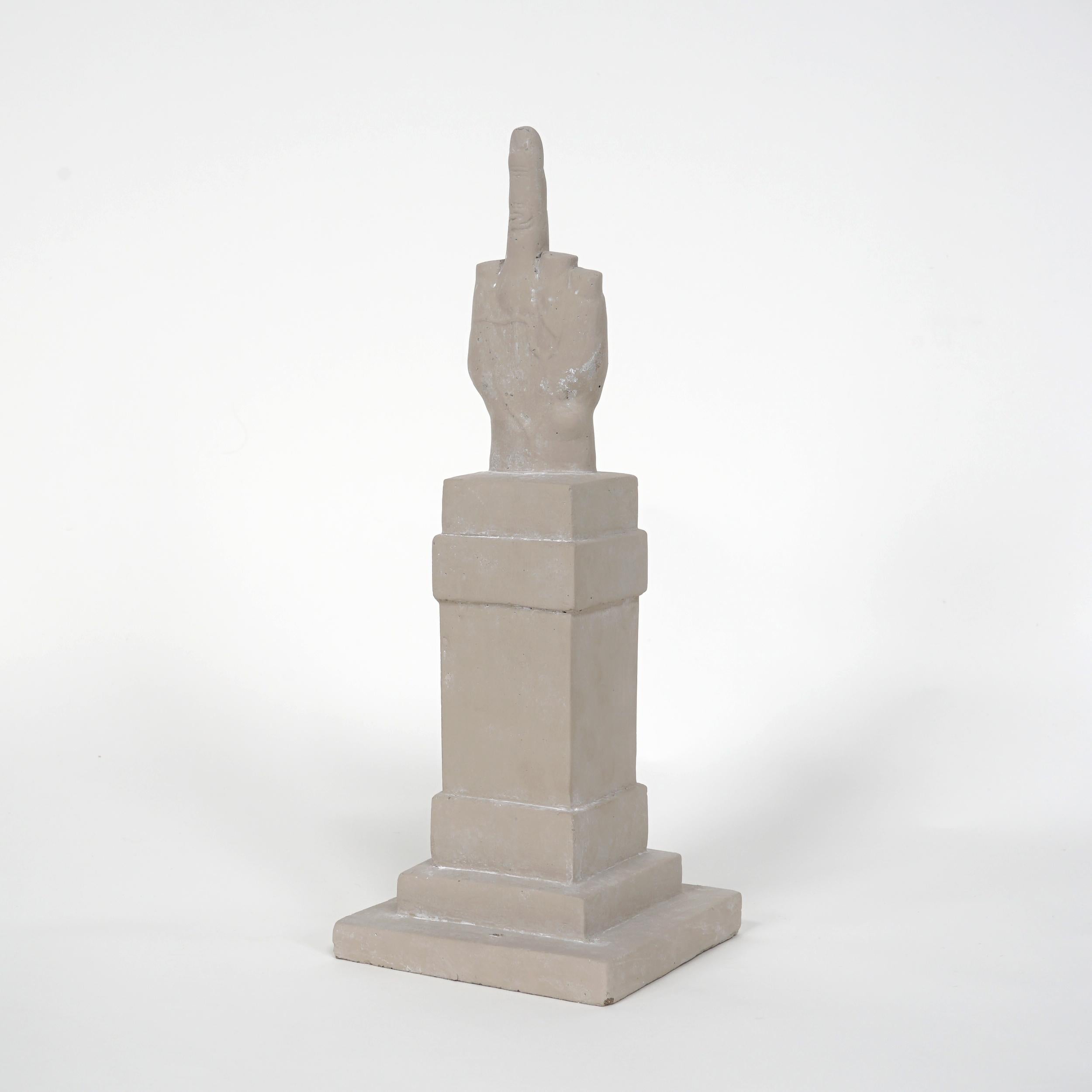 Reproducción a escala 1:28 de la estatua original de la Piazza Affari de Milán, L.O.V.E. significa Libertà, Odio, Vendetta, Eternità y es una declaración antifascista.

Maurizio Cattelan
L.O.V. E. 
2015
Hormigón
40 × 18 × 18 cm
(15,7 × 7,1 × 7,1